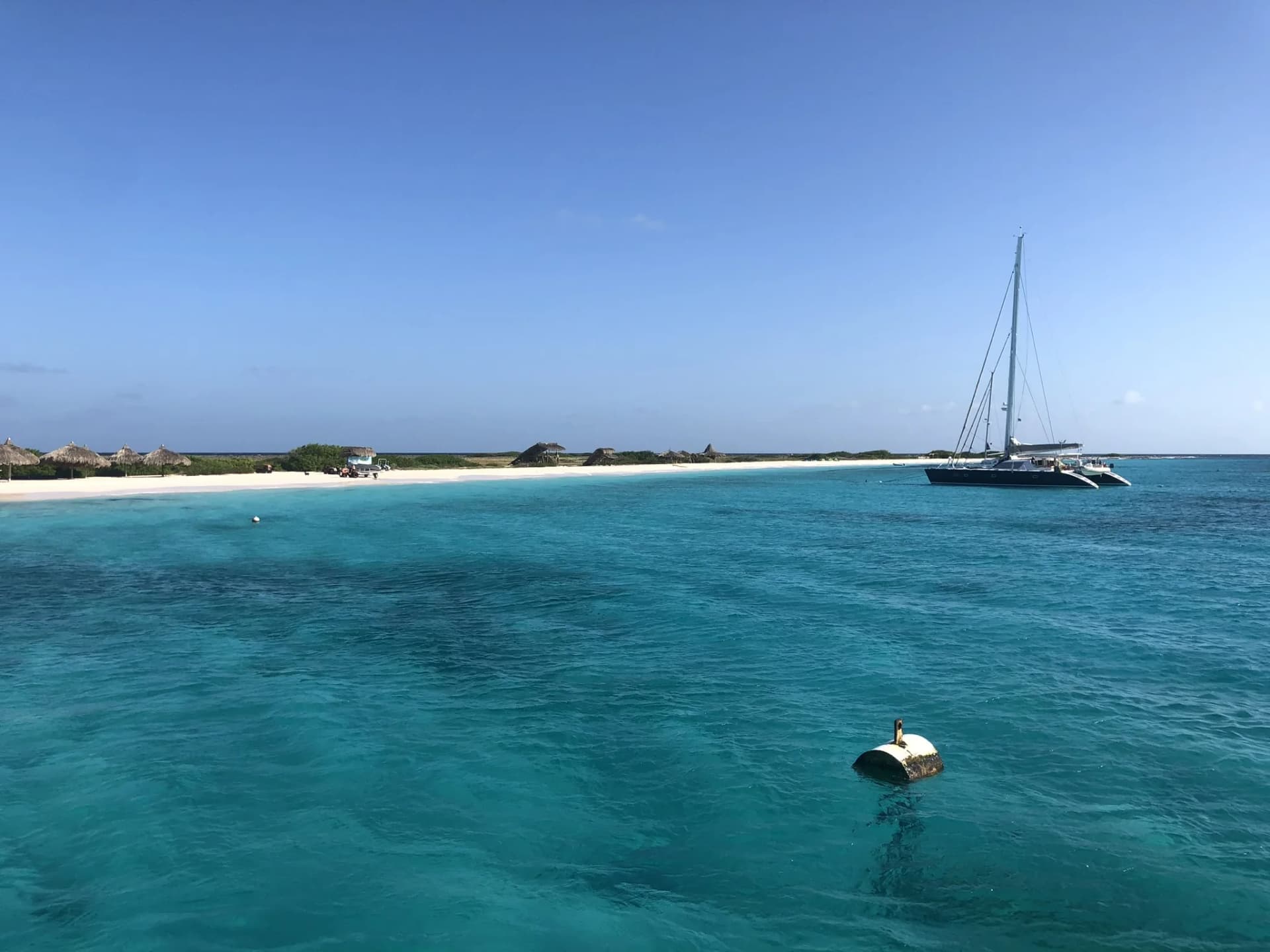 Zeilboot op het heldere water voor de kust van Klein Curaçao