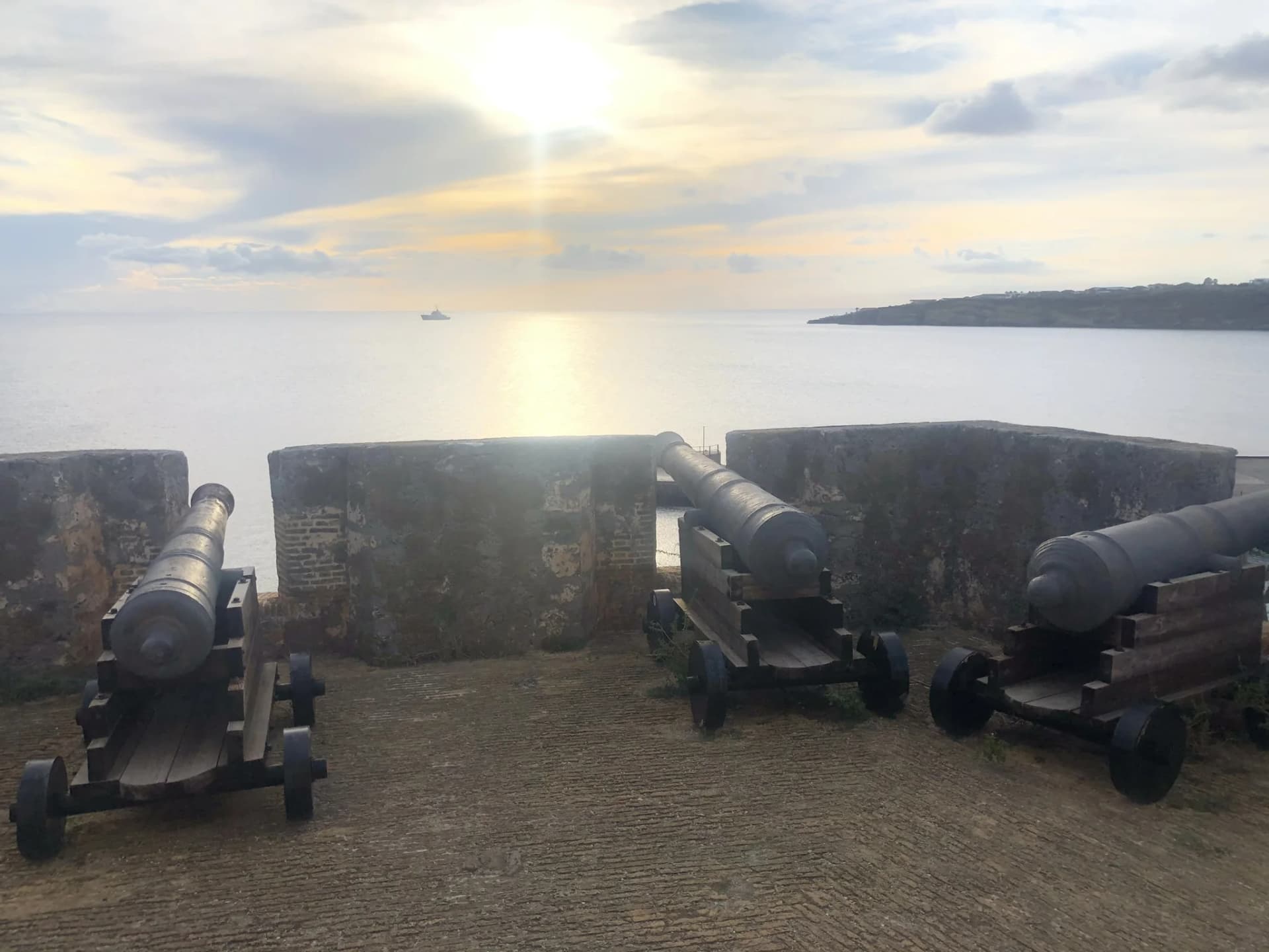 Historische kanonnen bij Fort Beekenburg met uitzicht op zee