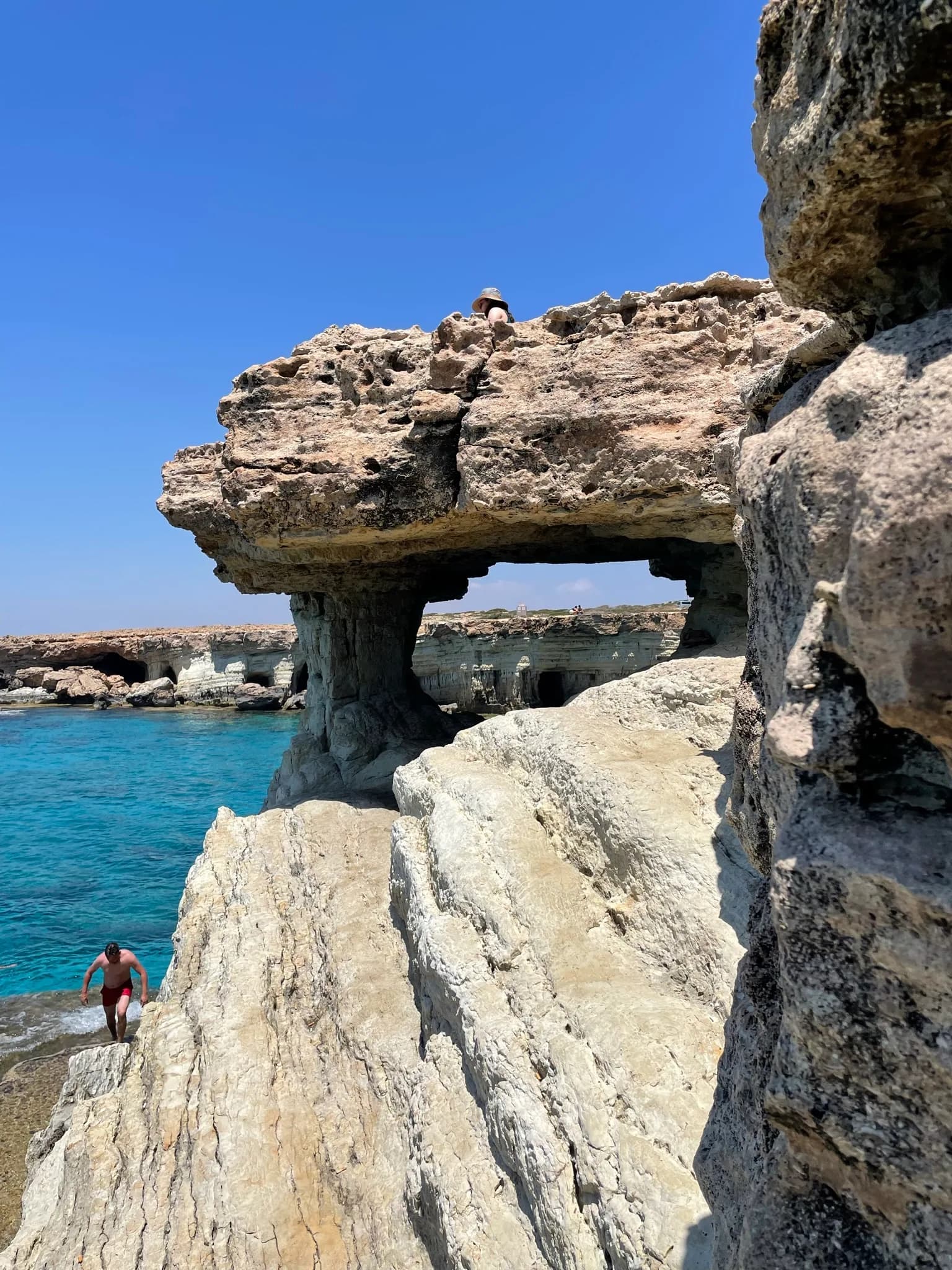 Natuurlijke rotsboog bij de zeegrotten van Cape Greco