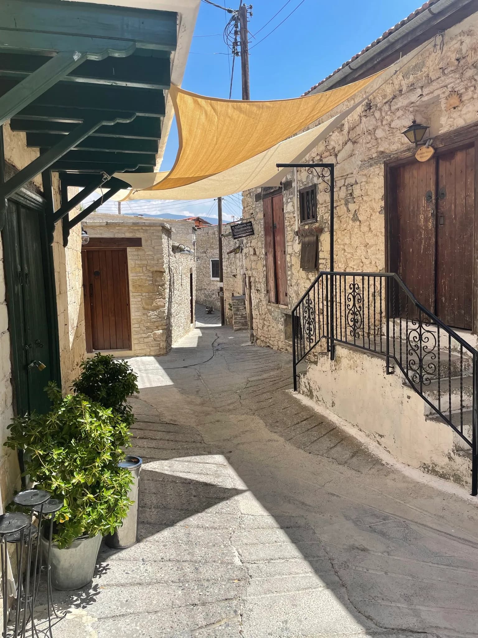 Smalle stenen straat met traditionele huizen in Omodos