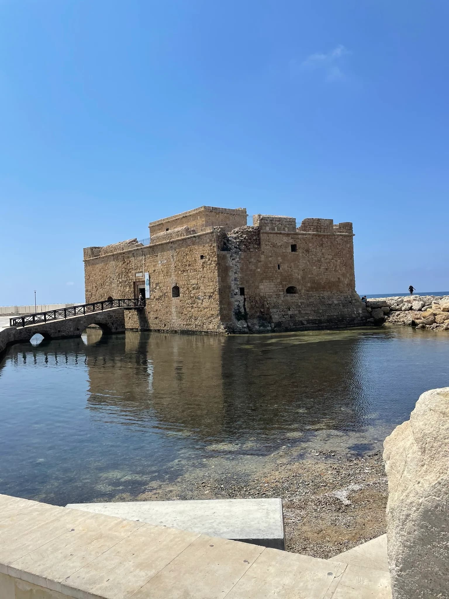 Paphos Castle aan het einde van de havenpromenade