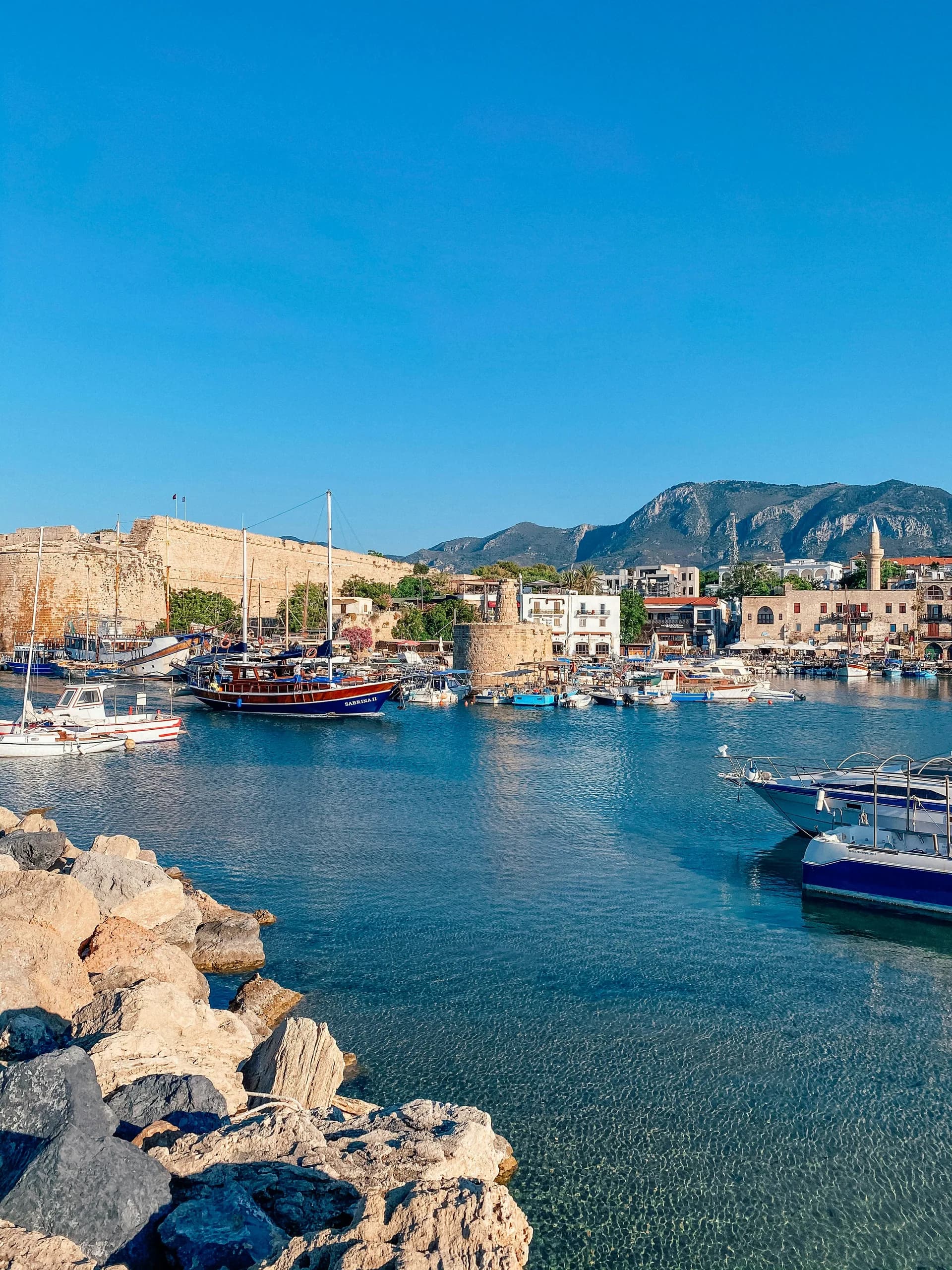Haven van Paphos met het kasteel en boten aan het water