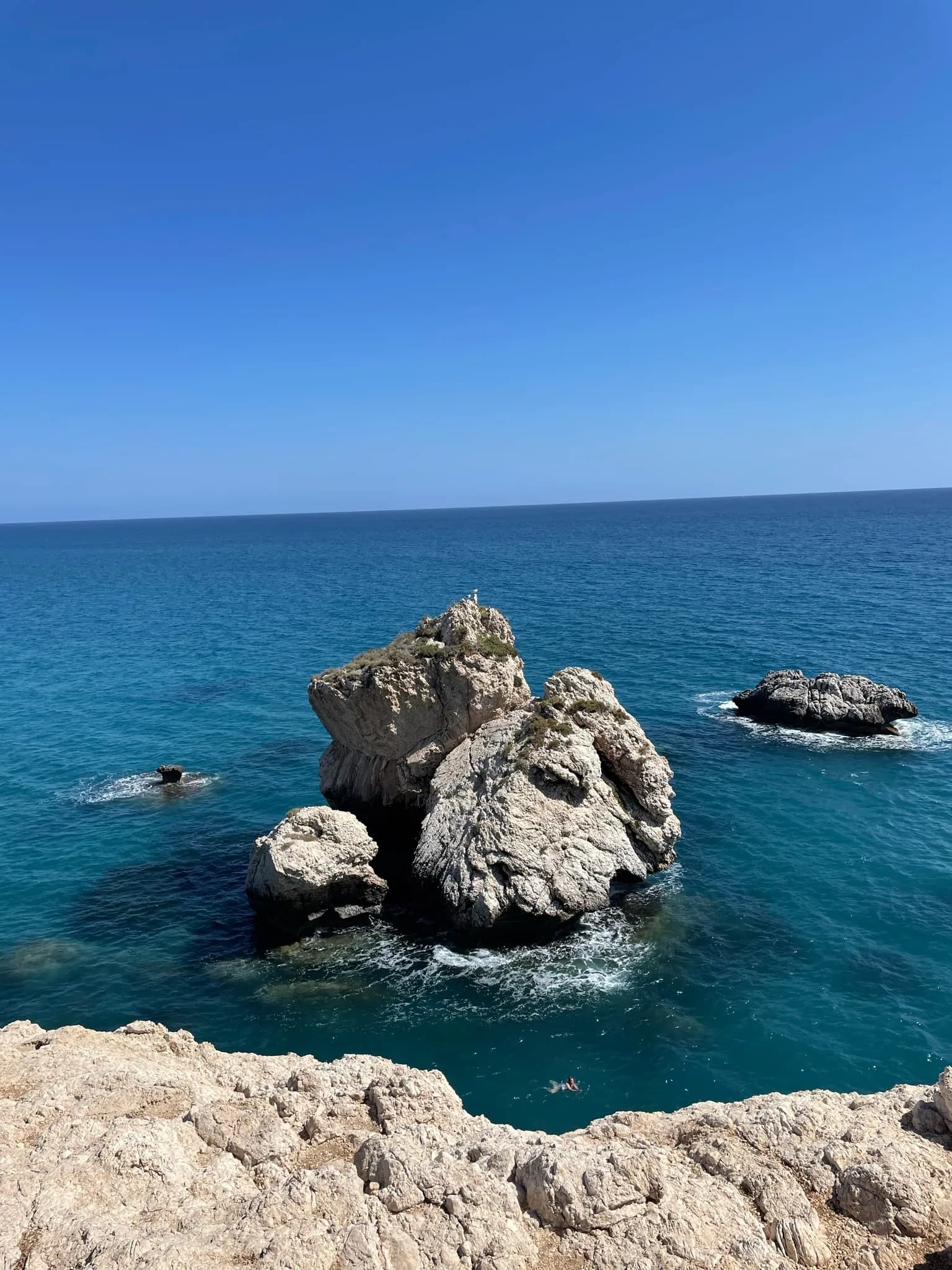 Kiezelstrand en rotsen bij Petra tou Romiou