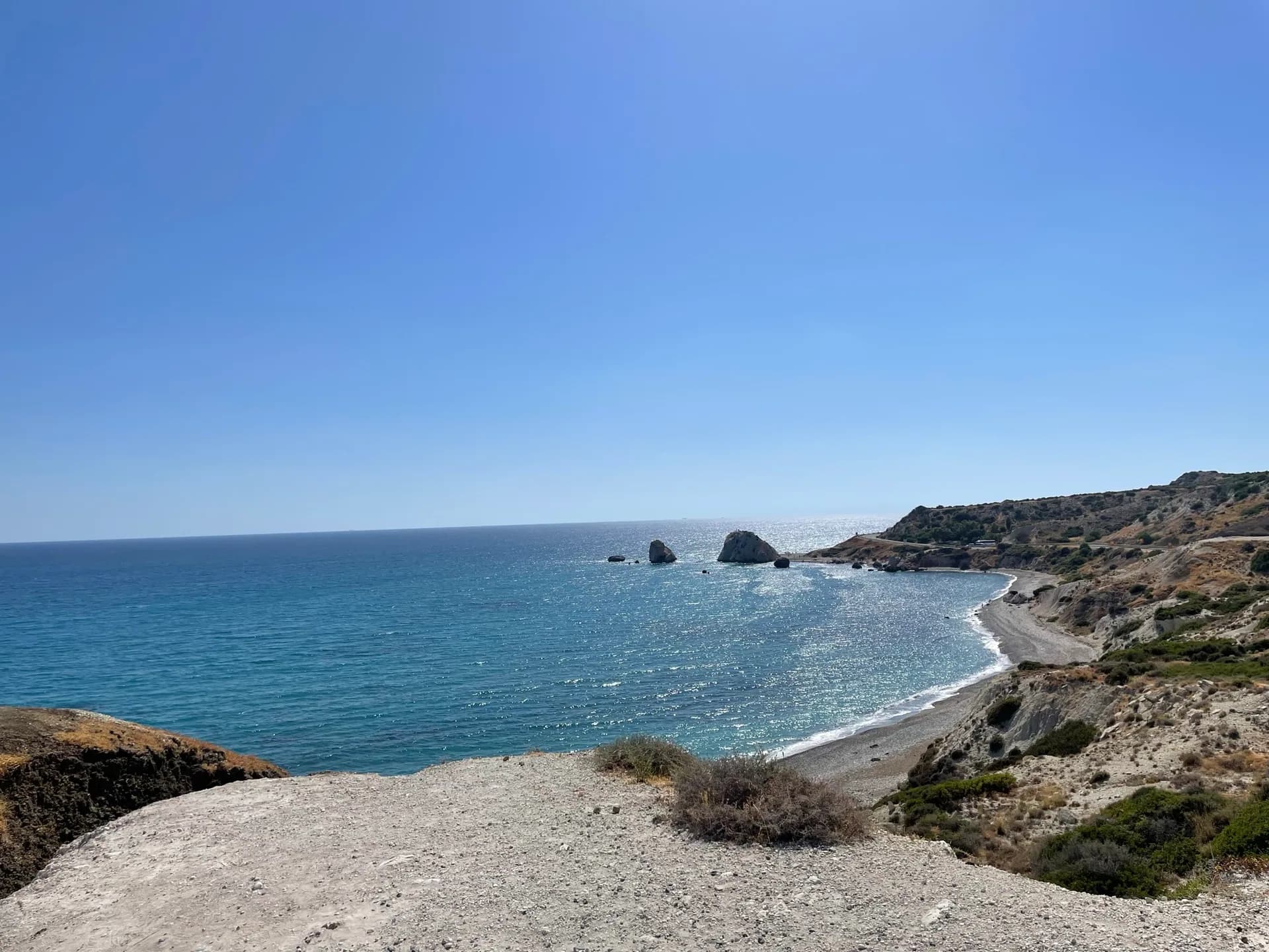 Petra tou Romiou en de kust gezien vanaf het uitzichtpunt