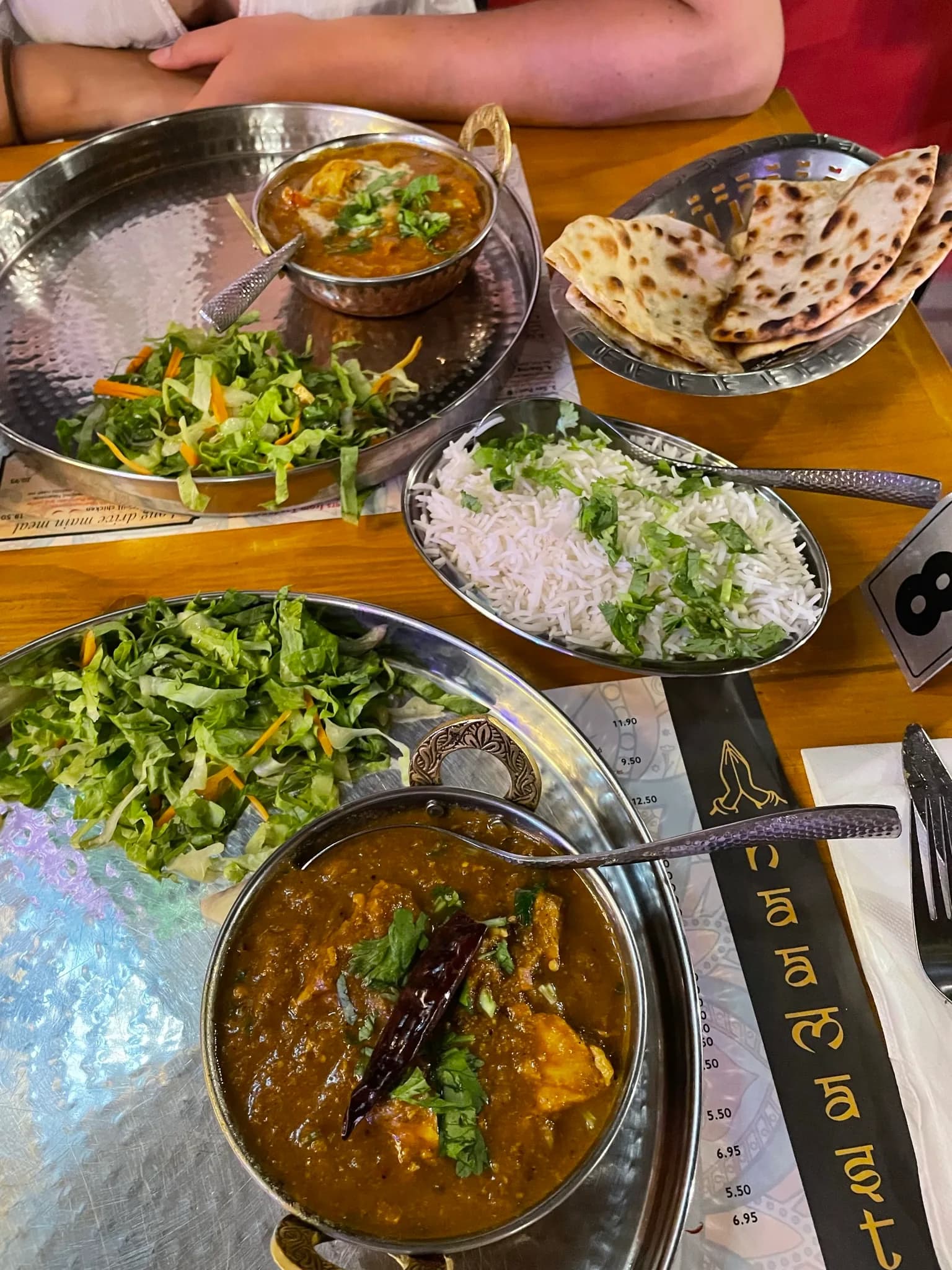 Tafel met verschillende Indiase gerechten bij Naamaste in Paphos