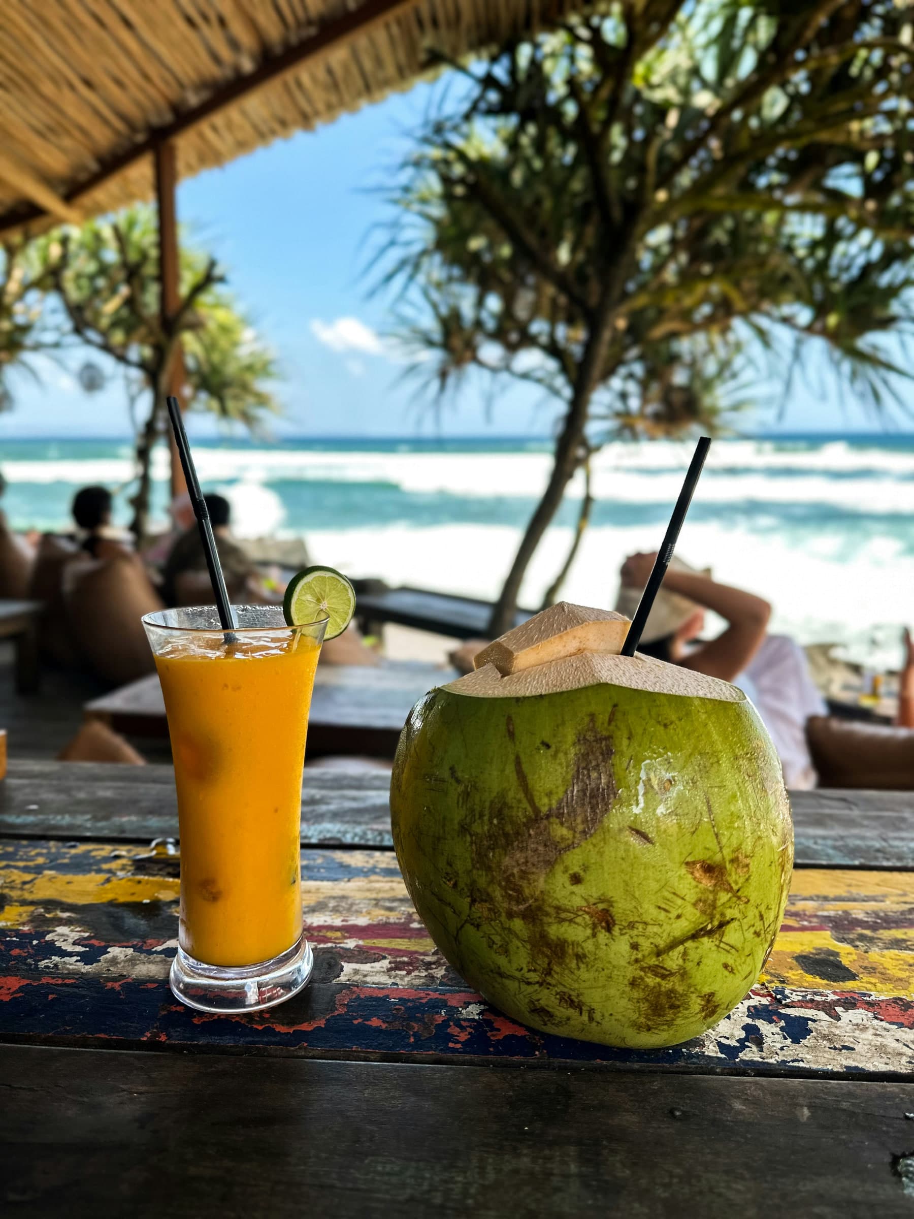 Drankjes aan zee tijdens een strandmiddag in Canggu