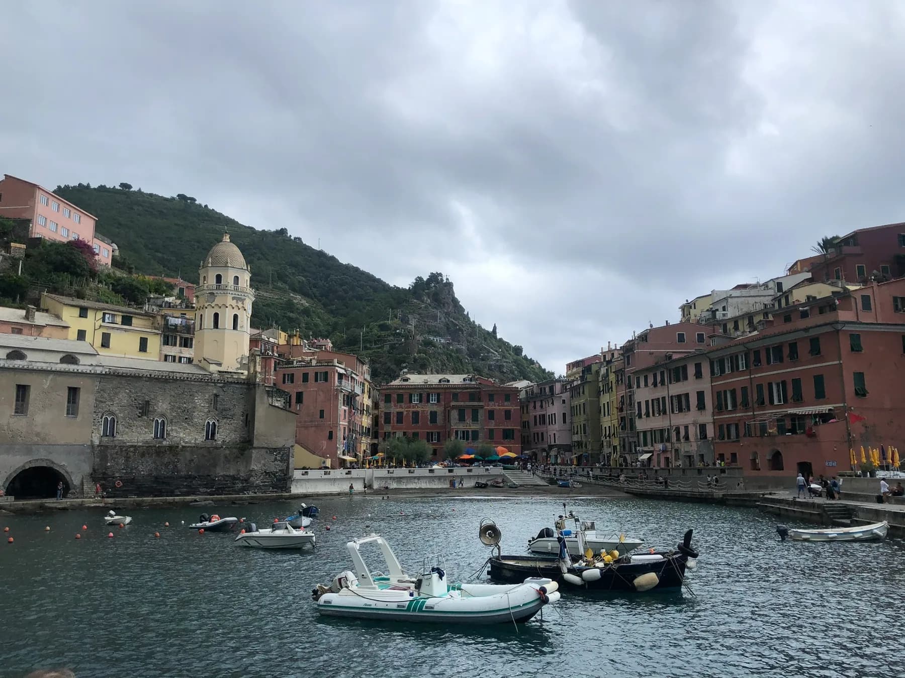 Haven en kleurrijke gevels van Vernazza in Cinque Terre