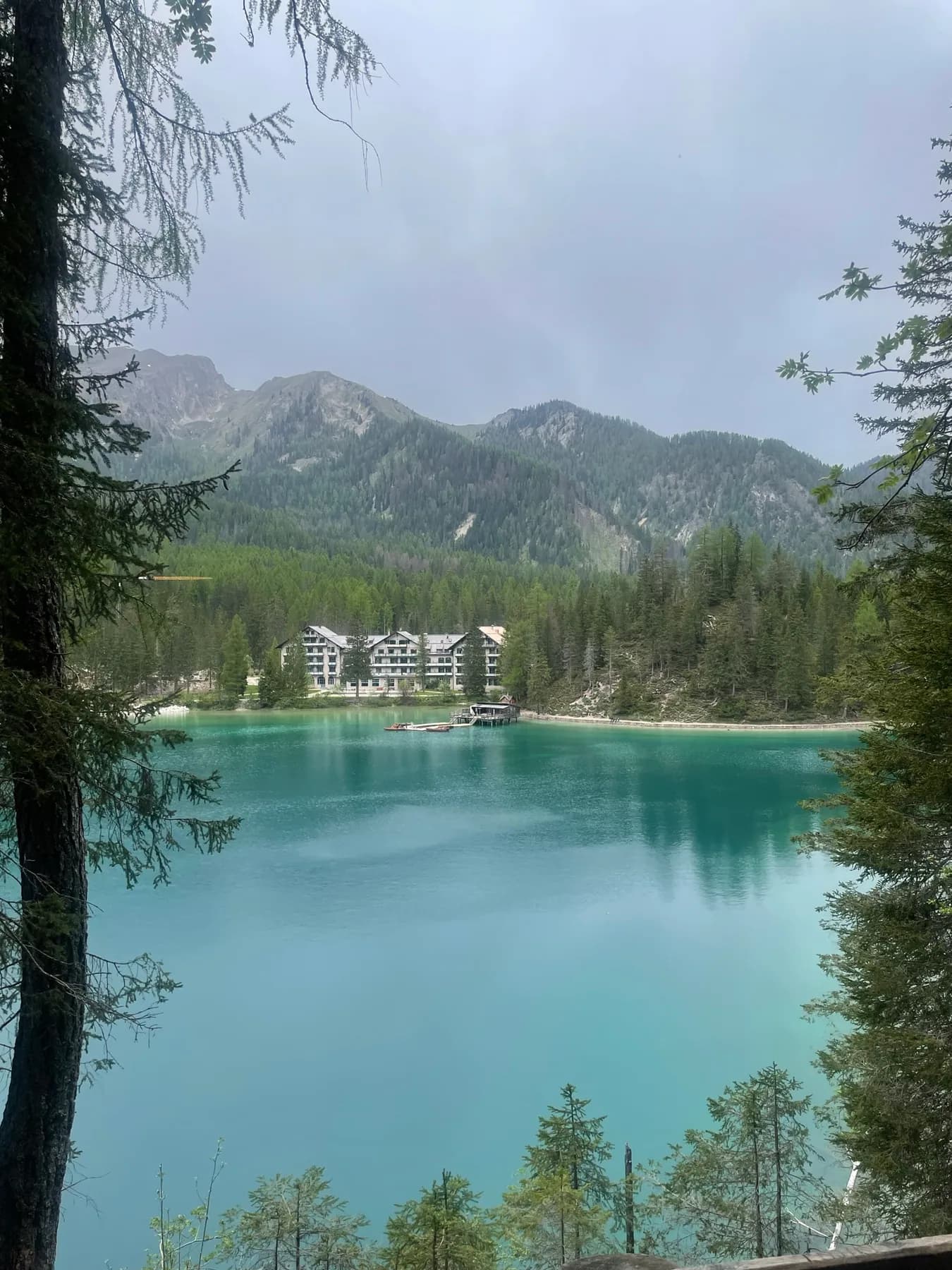 Turquoise water langs de beboste oever van Lago di Braies