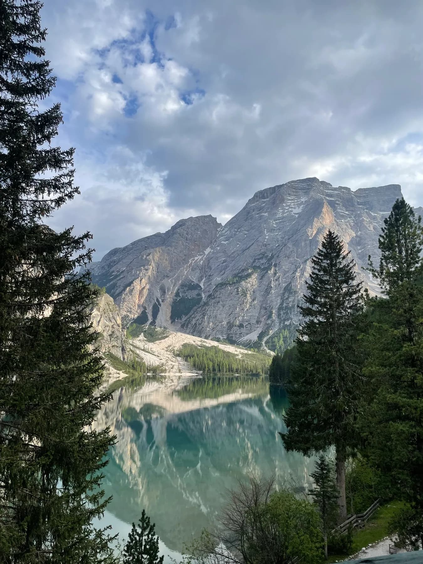 Seekofel boven Lago di Braies in de Dolomieten