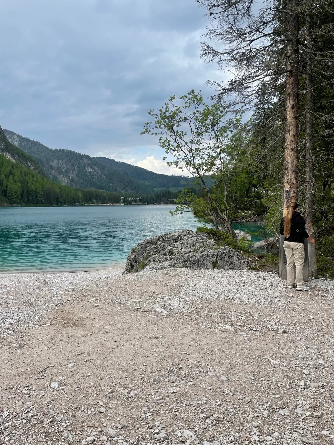 Wandelpad langs de oever van Lago di Braies