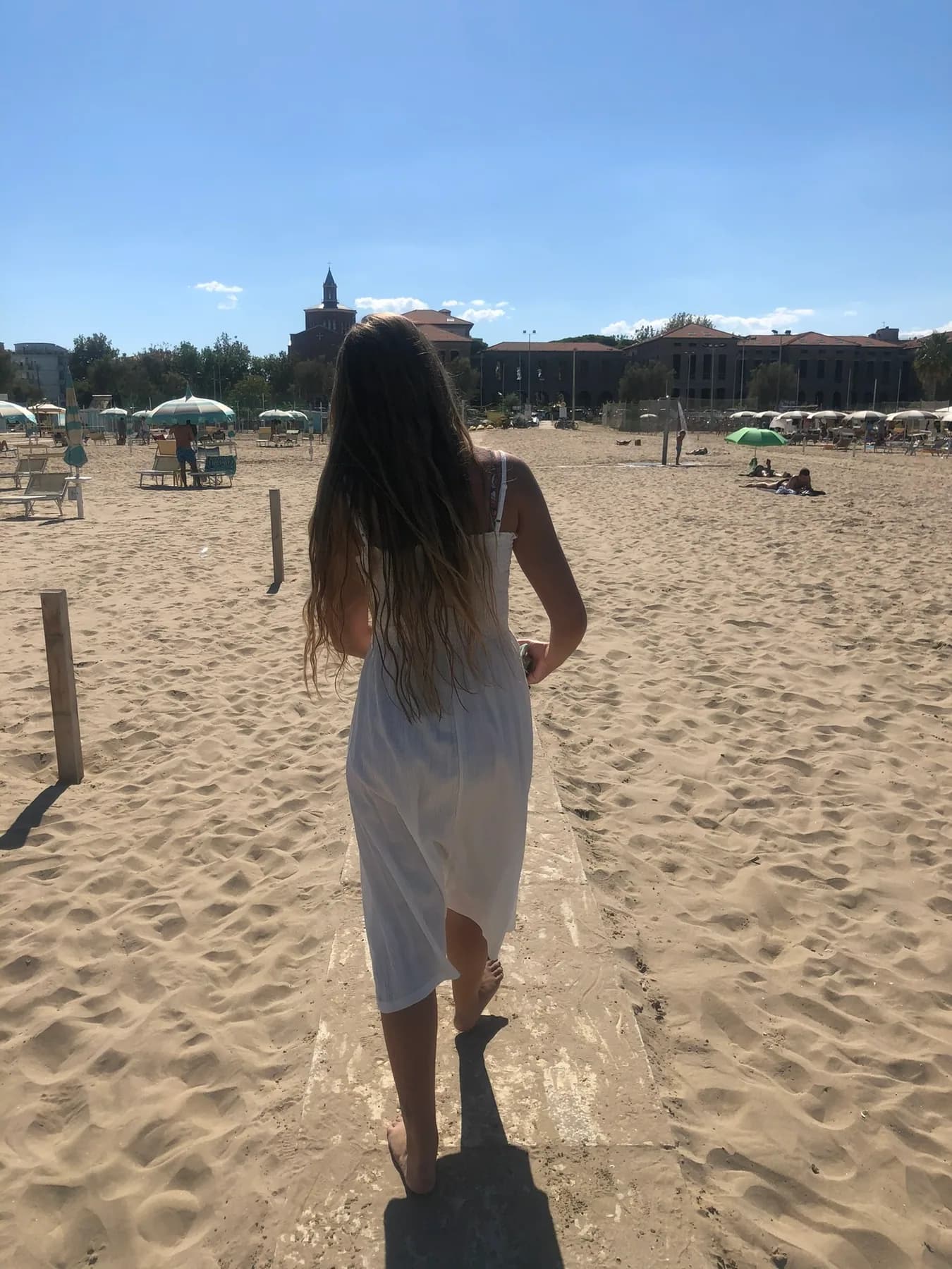 Breed zandstrand aan de Adriatische Zee