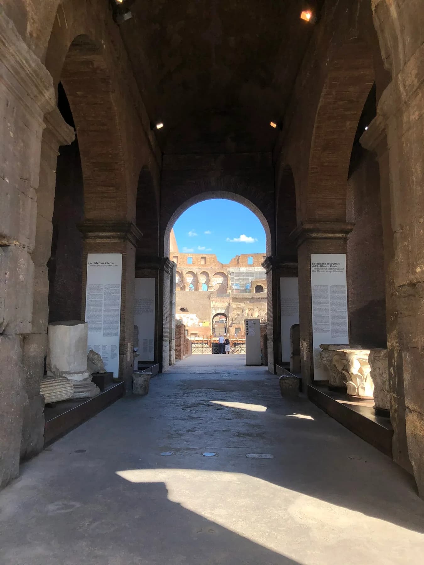 Doorgang in het Colosseum met zicht op de arena