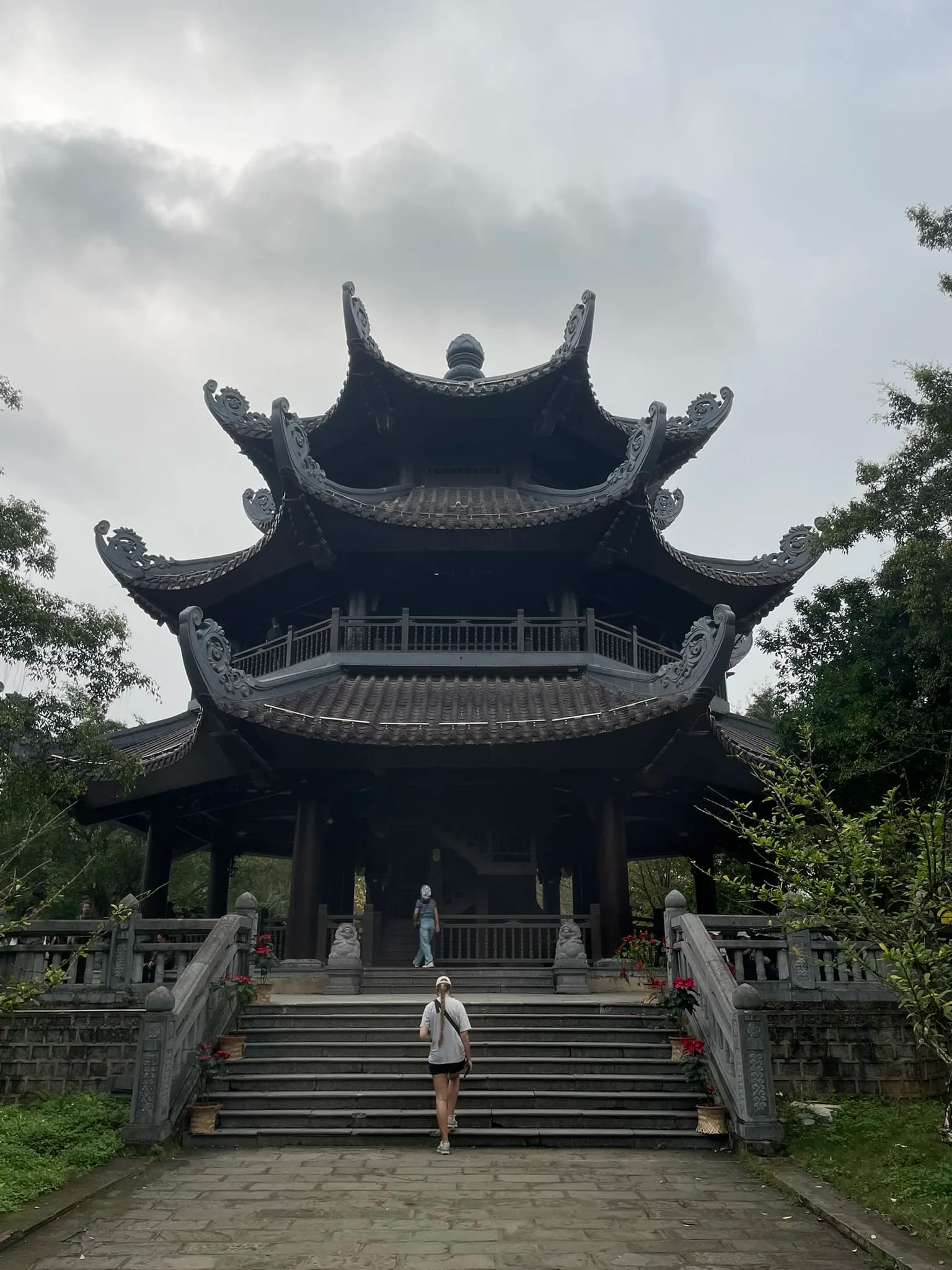 Trap naar een pagode bij het Bai Dinh-tempelcomplex