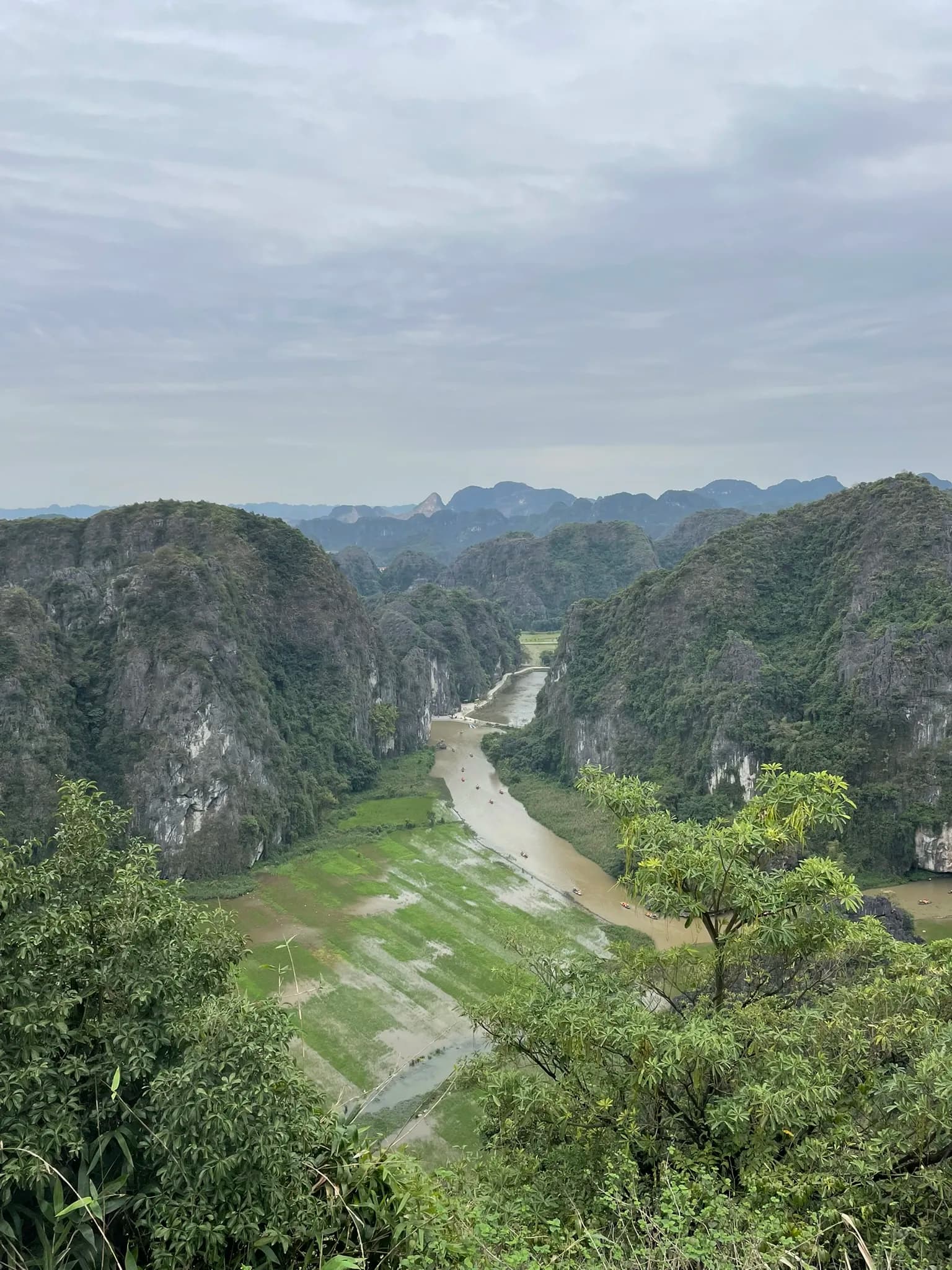 Uitzicht over rivier en karstbergen vanaf Mua Viewpoint