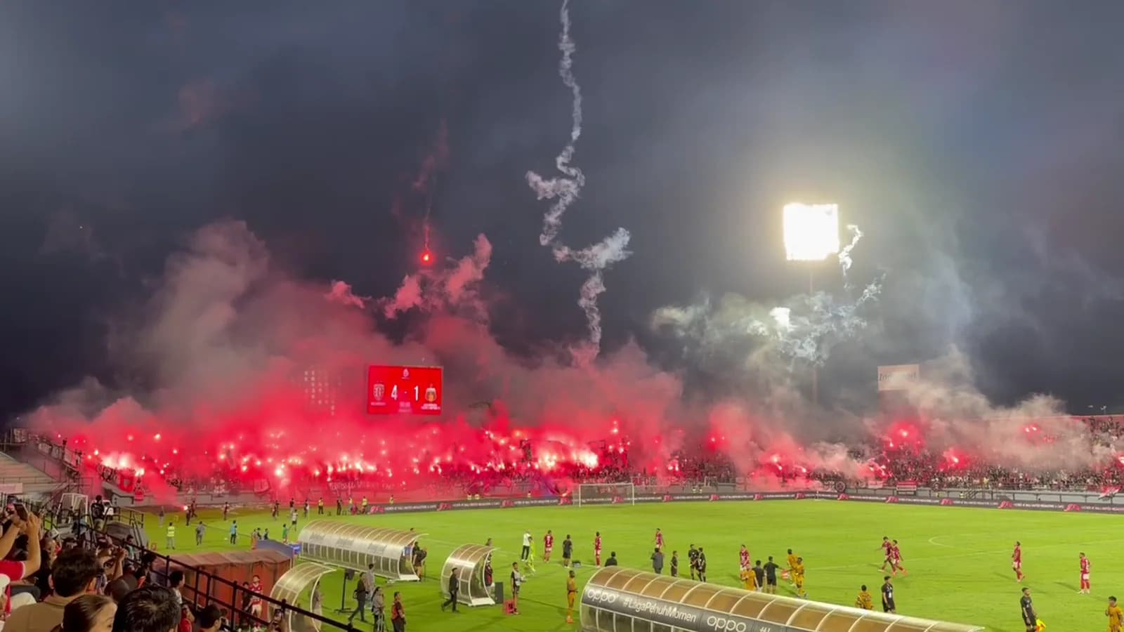 Vuurwerk boven het stadion van Bali United