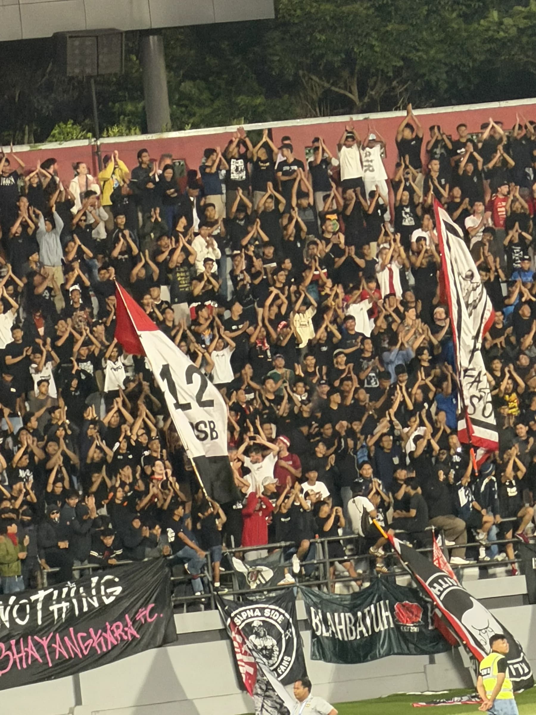 Supporters op de tribune tijdens een thuiswedstrijd van Bali United