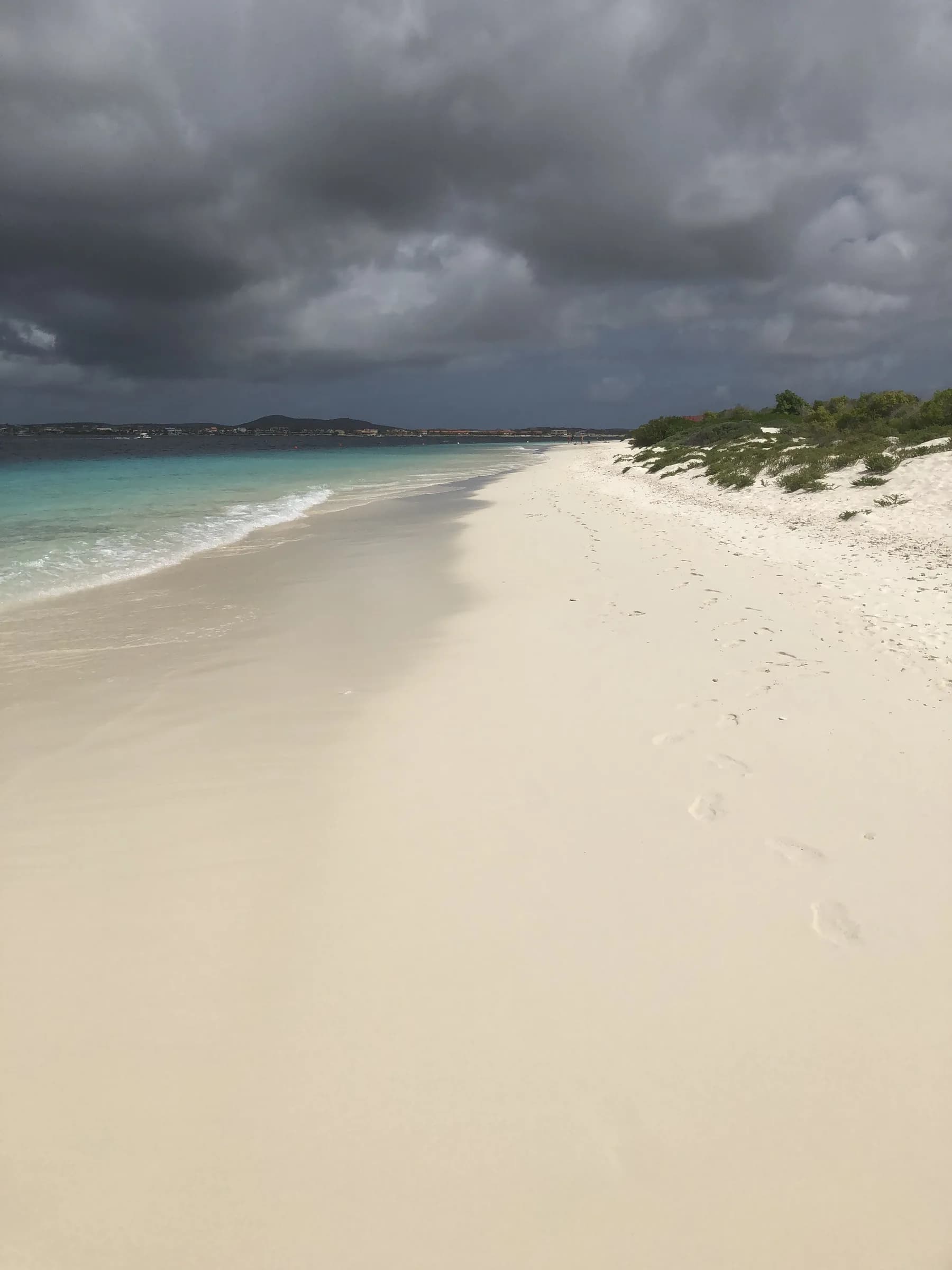 Leeg wit strand en helderblauwe zee op Klein Bonaire