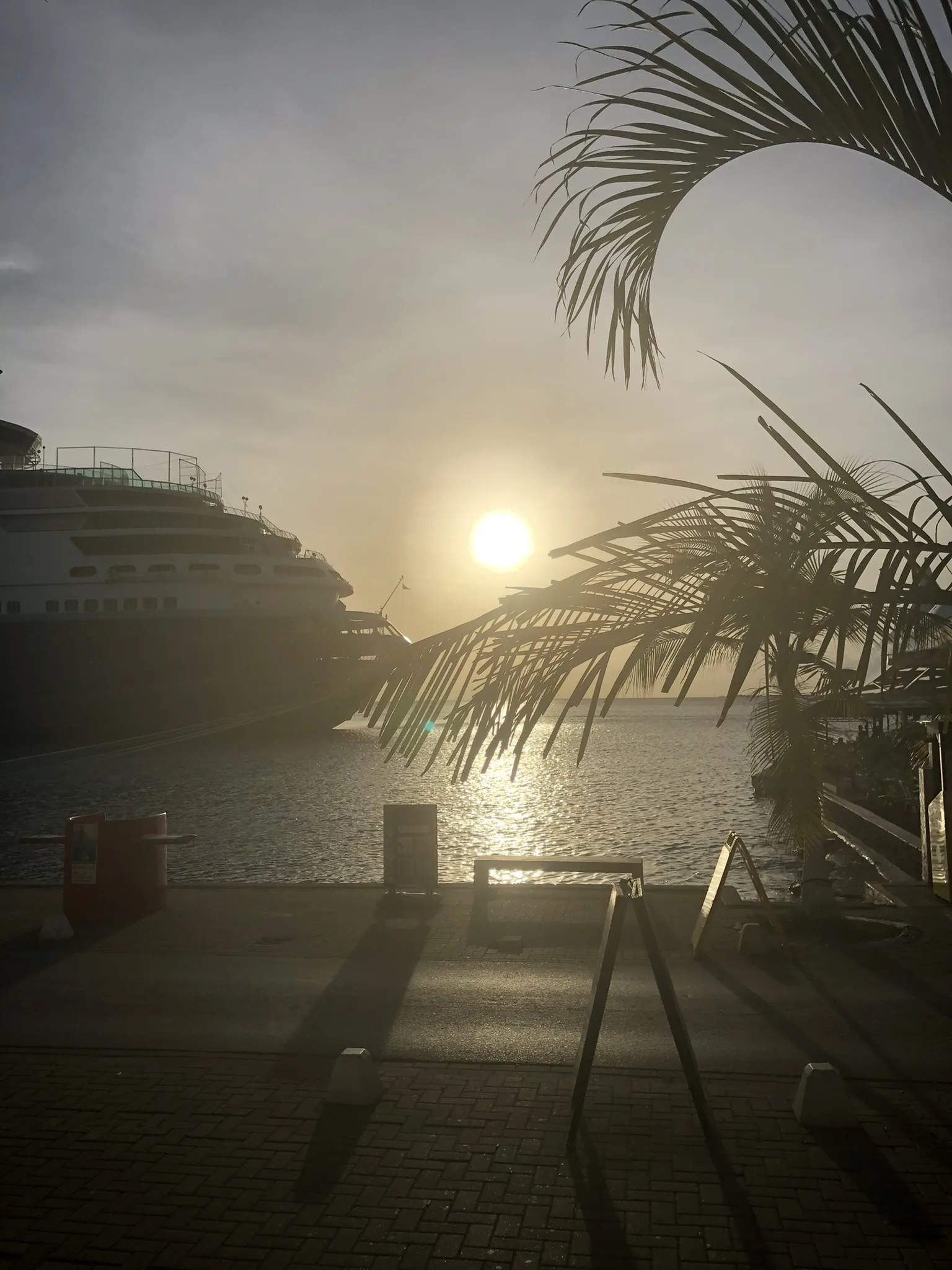 Cruiseschip voor de kust van Kralendijk bij zonsondergang
