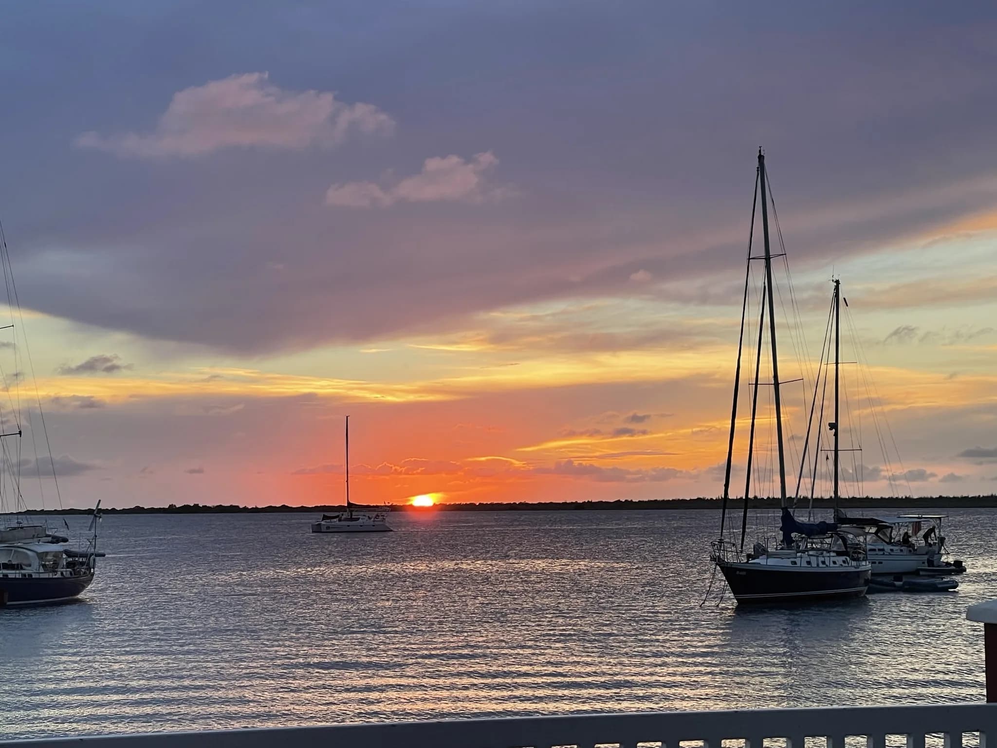 Zeilboten in de haven van Kralendijk tijdens zonsondergang
