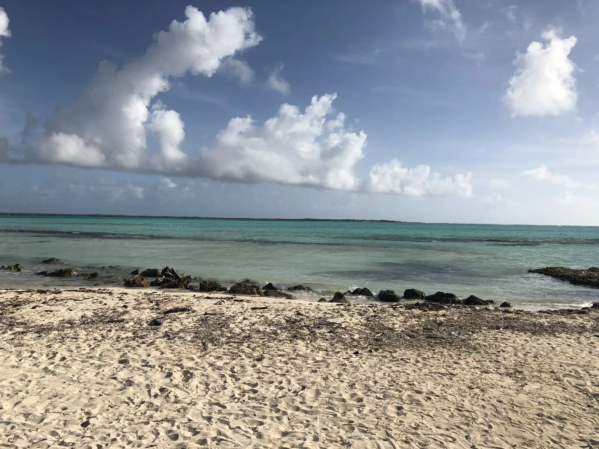 Ondiepe turquoise lagune van Lac Bay bij Sorobon