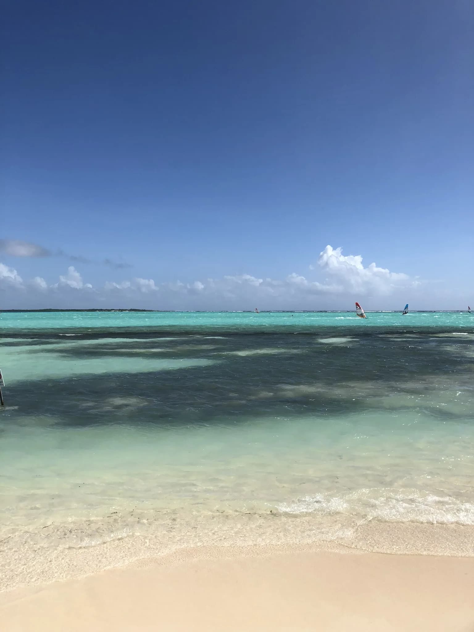 Windsurfers op grote afstand in de lagune van Lac Bay