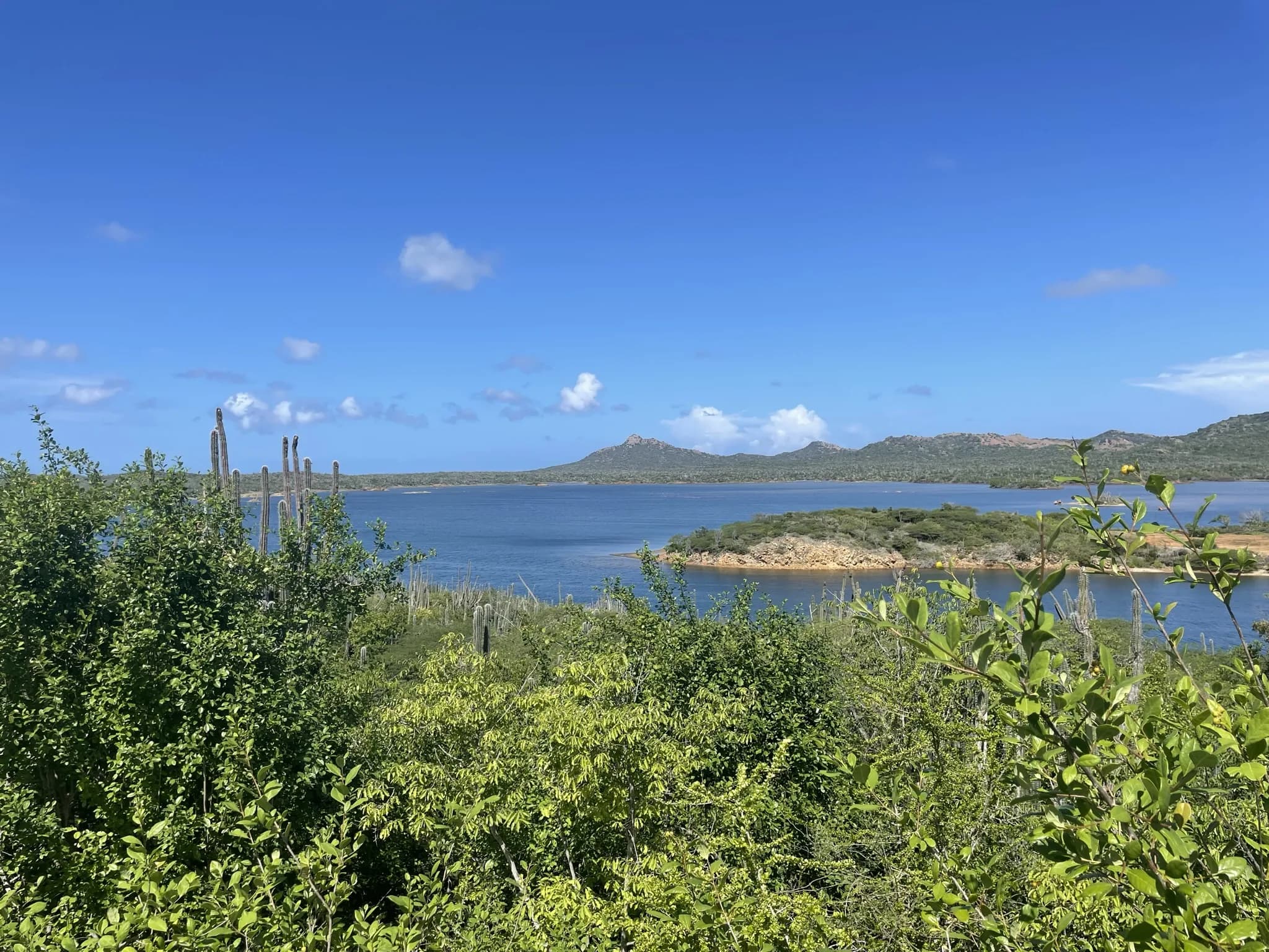 Panoramisch uitzicht over het Gotomeer en de droge heuvels