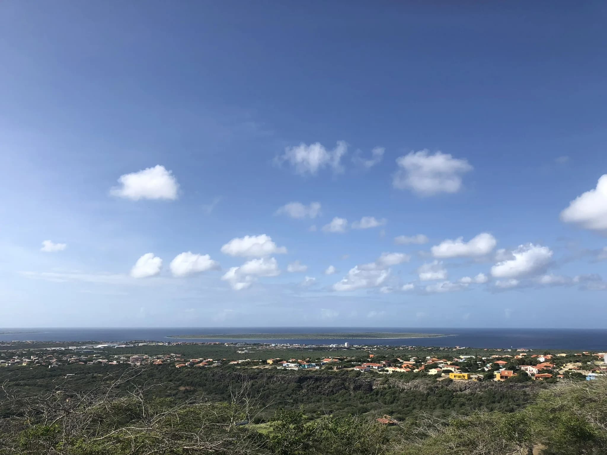 Uitzicht over Bonaire en de westkust vanaf een hoog punt