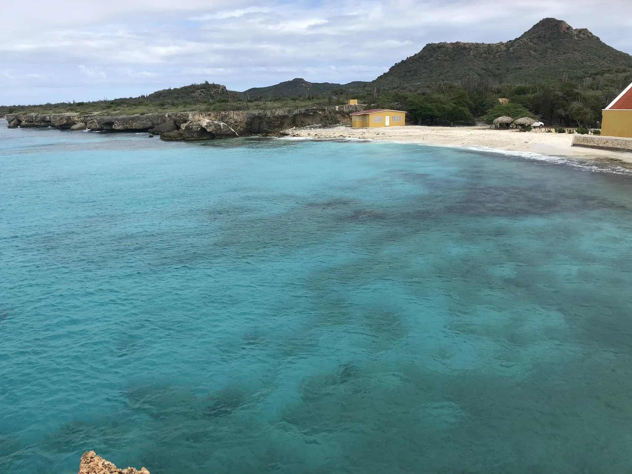 Turquoise baai en berglandschap in Washington Slagbaai op Bonaire