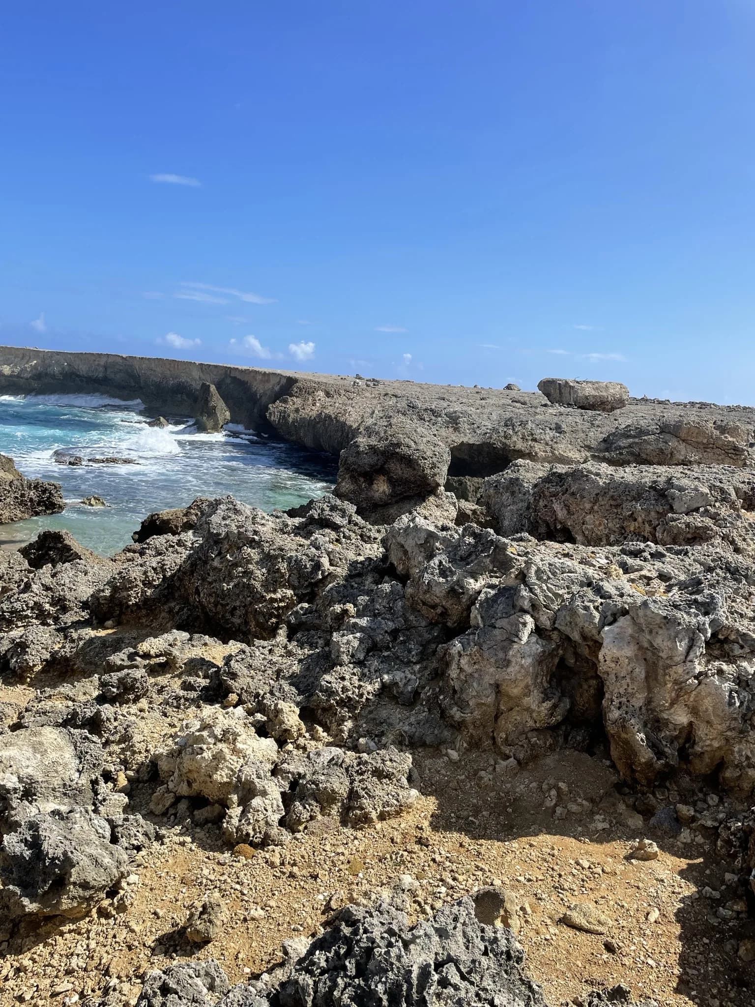 Natuurlijke rotsboog aan de ruige noordkust van Bonaire
