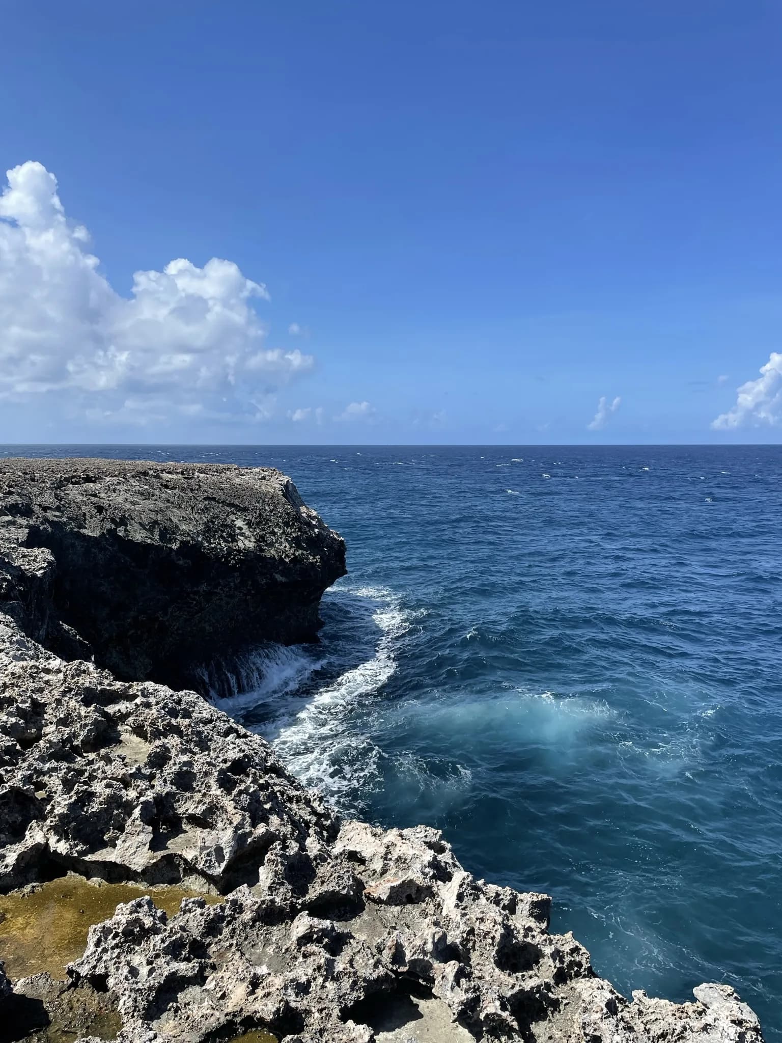 Ruige rotskust en blauwe zee in het noorden van Bonaire