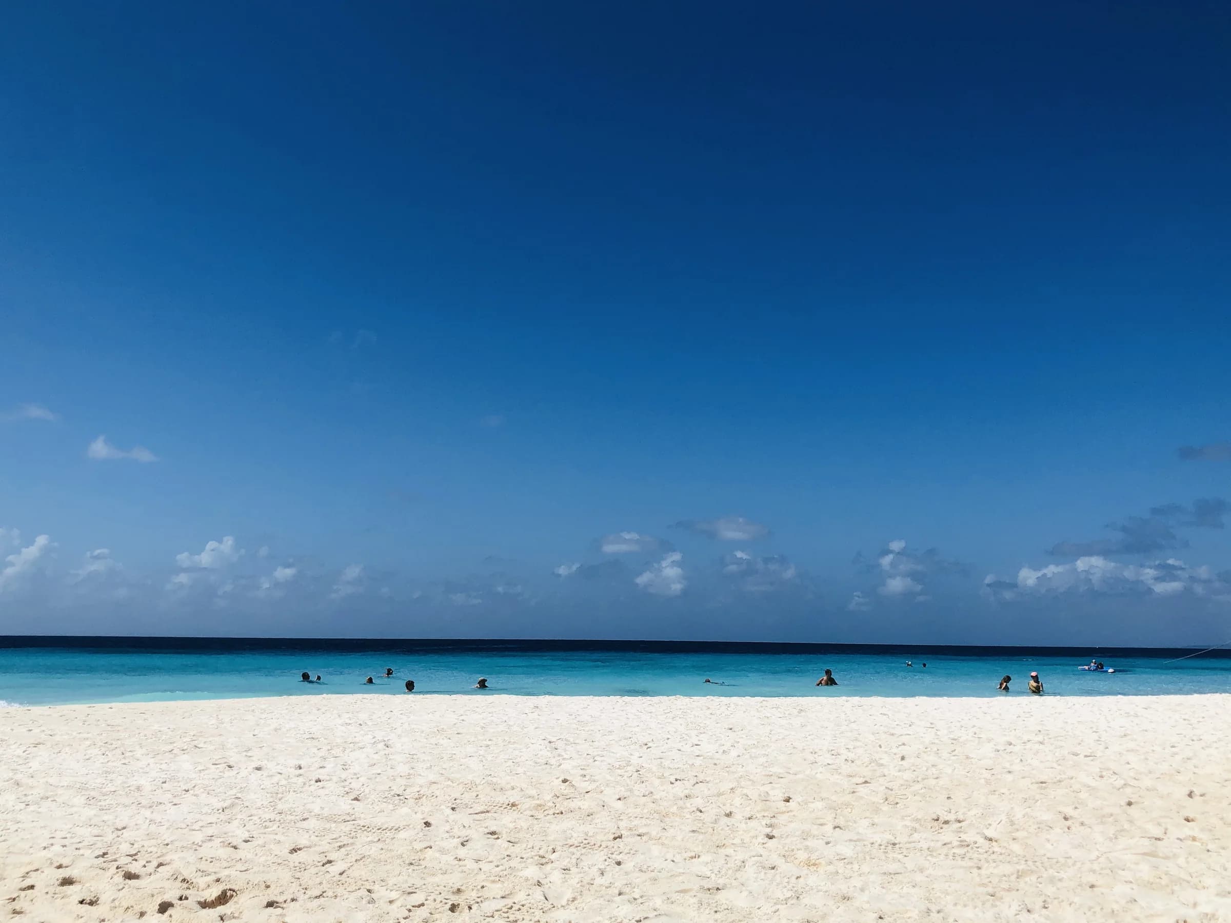 Breed wit strand en turquoise zee op Klein Curaçao