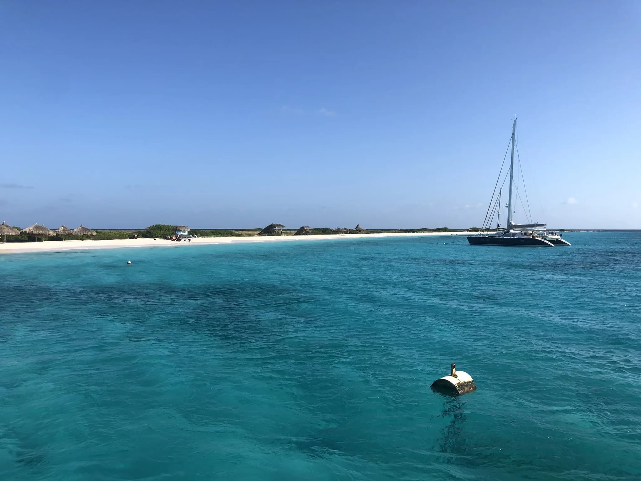 Zeilboot op het heldere water voor de kust van Klein Curaçao
