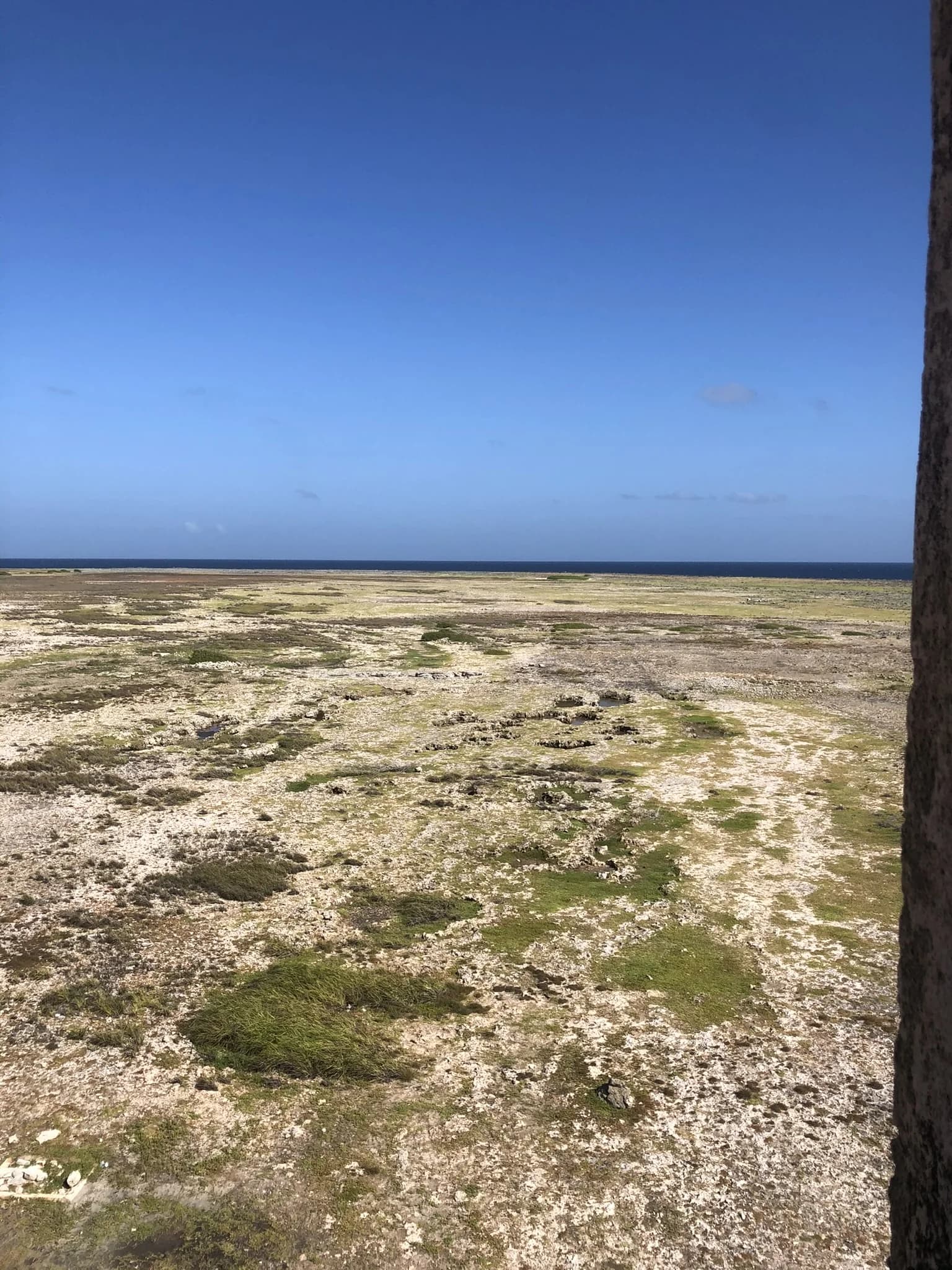 Uitzicht over het droge landschap van Klein Curaçao bij de vuurtoren