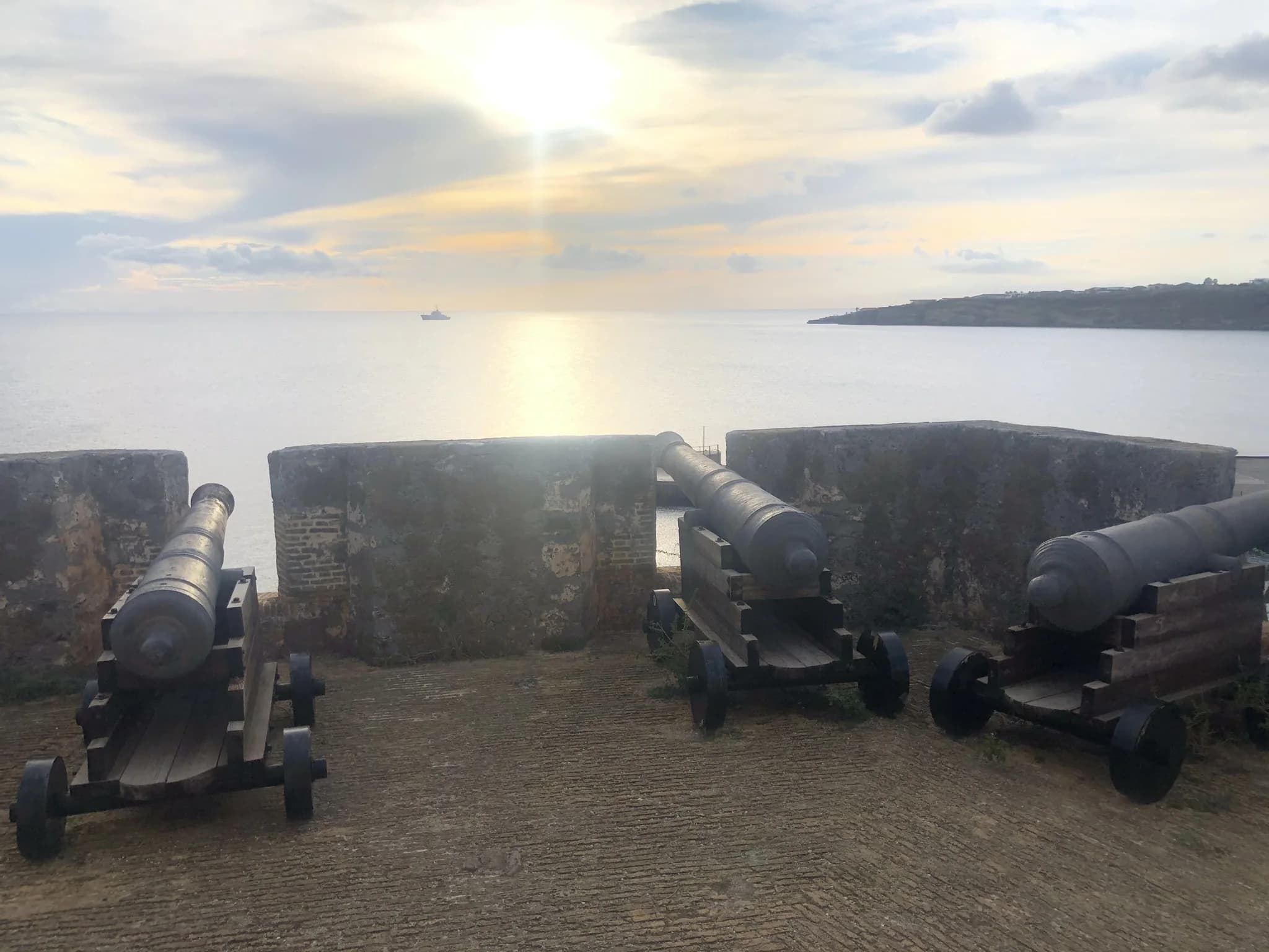 Historische kanonnen bij Fort Beekenburg met uitzicht op zee