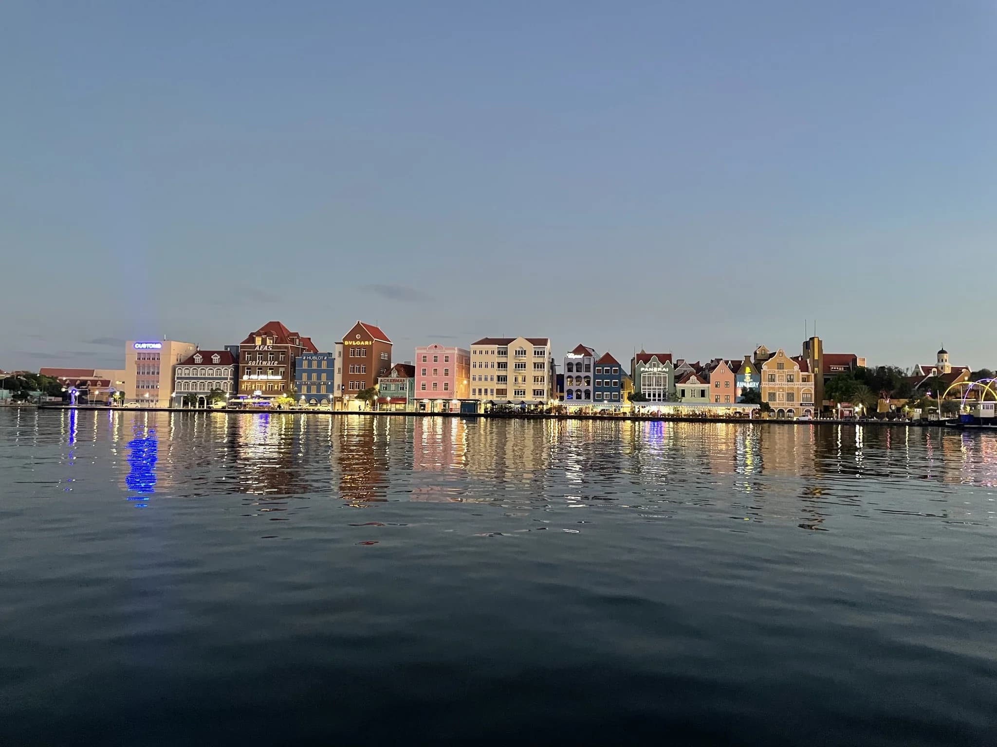 Kleurrijke panden aan de Handelskade in Willemstad bij avondlicht