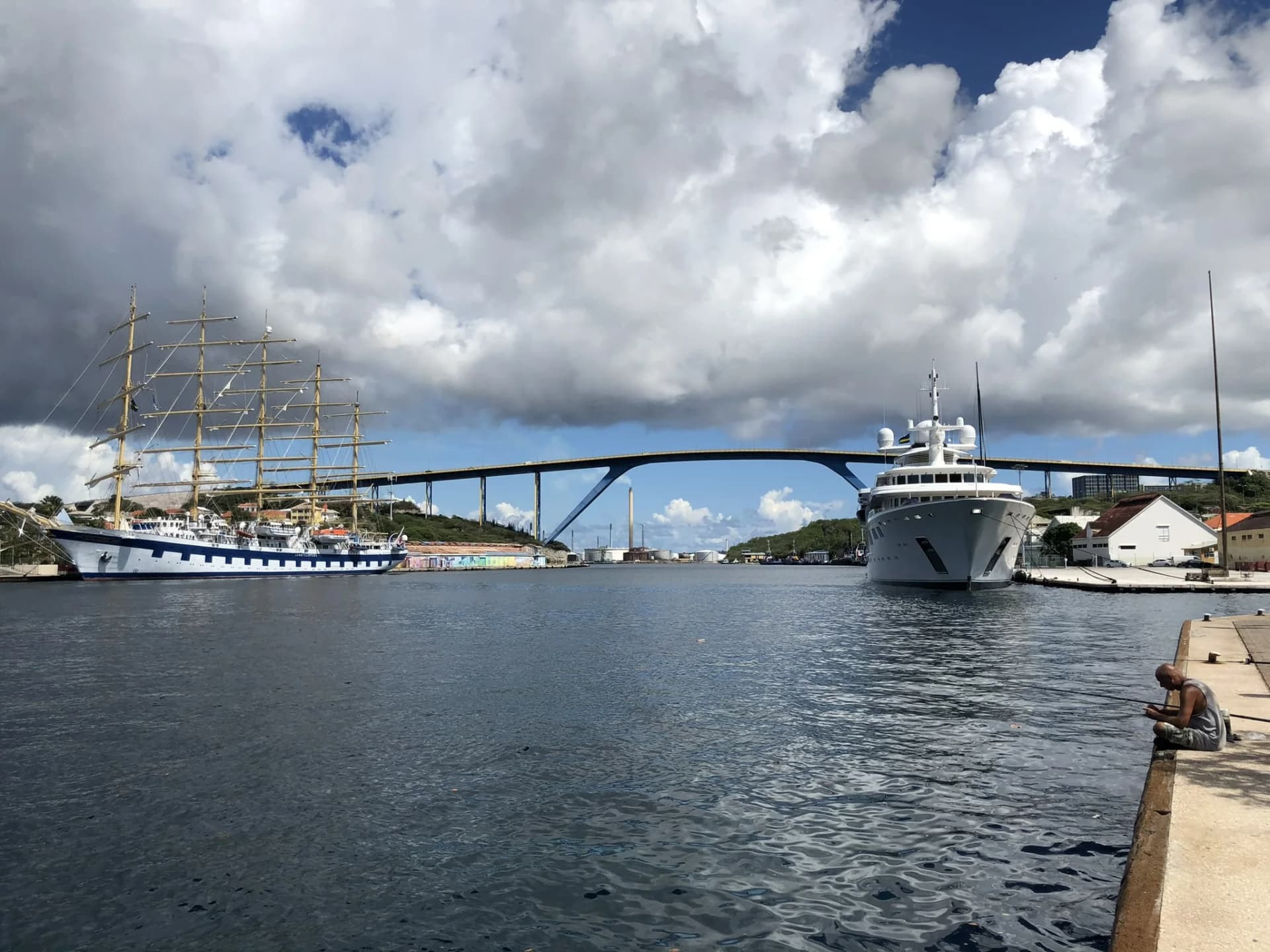 Koningin Julianabrug boven de haven van Willemstad