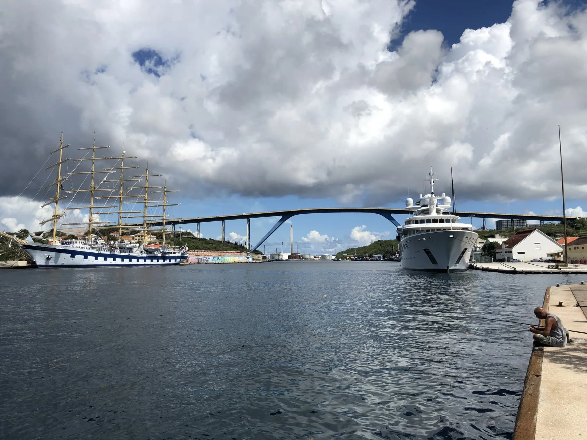Koningin Julianabrug boven de haven van Willemstad