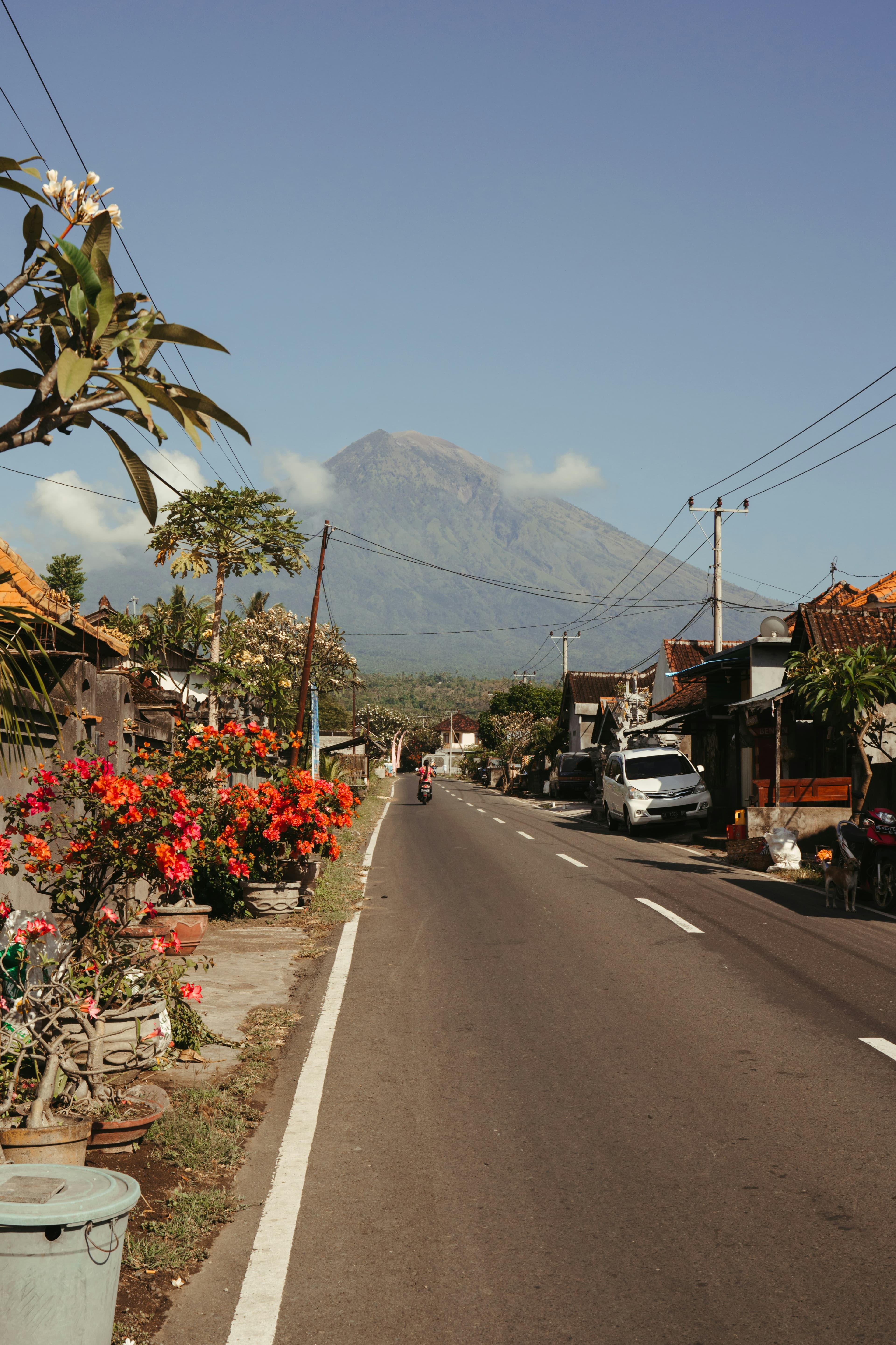 Mount Agung boven een dorp en kustweg in Oost-Bali
