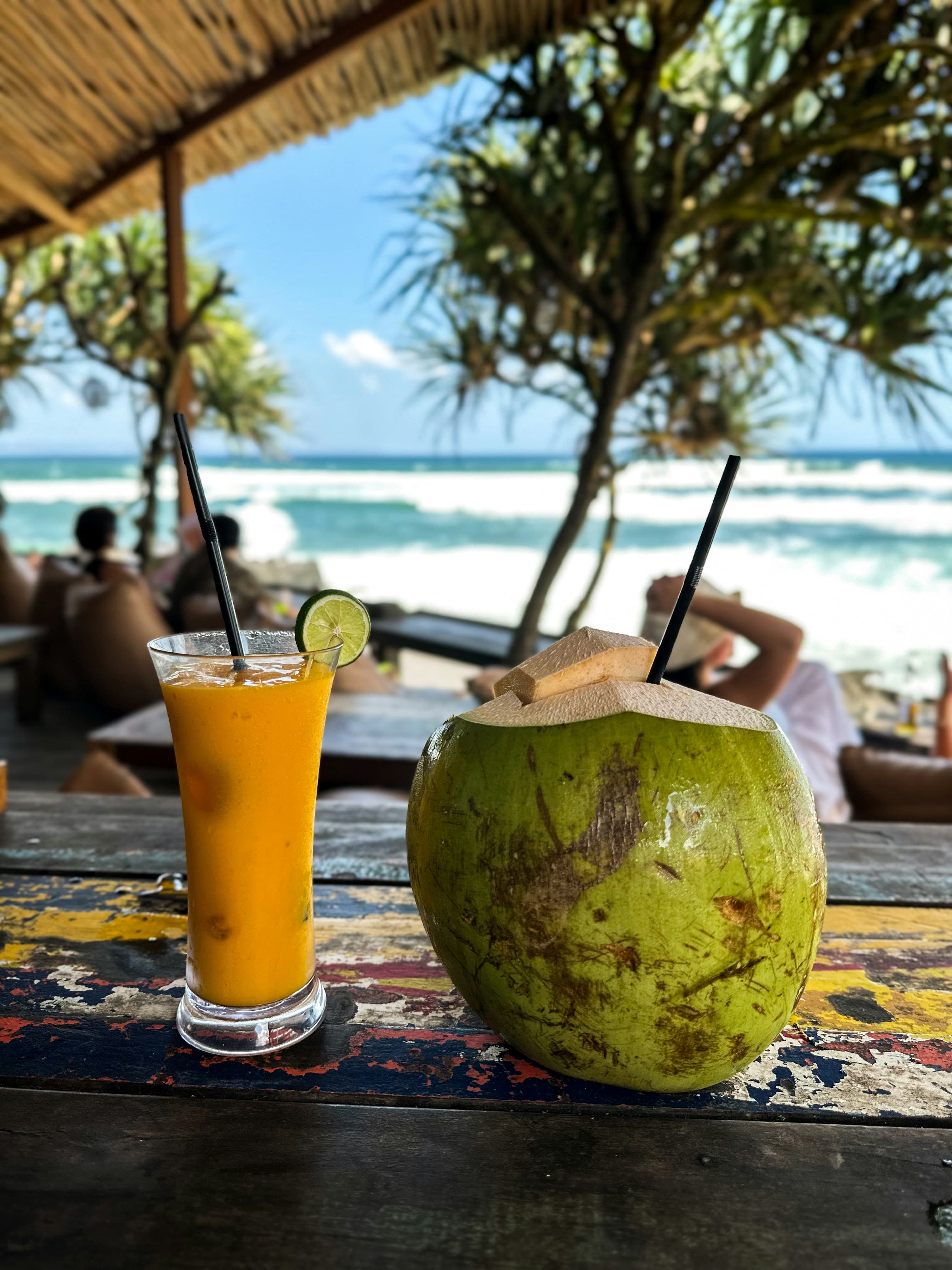 Drankjes aan zee tijdens een strandmiddag in Canggu
