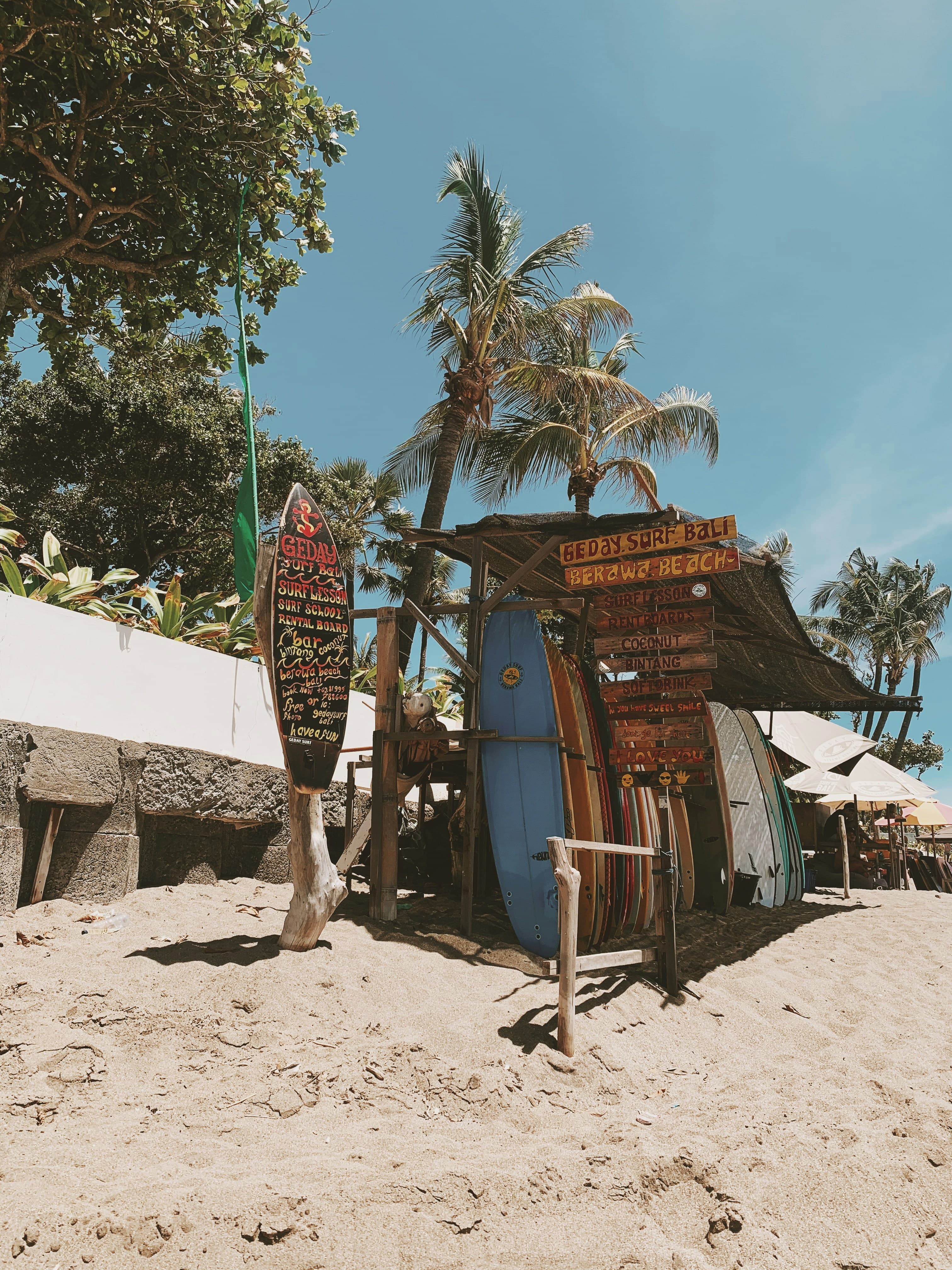 Surfplanken bij een surfschool aan Berawa Beach in Canggu
