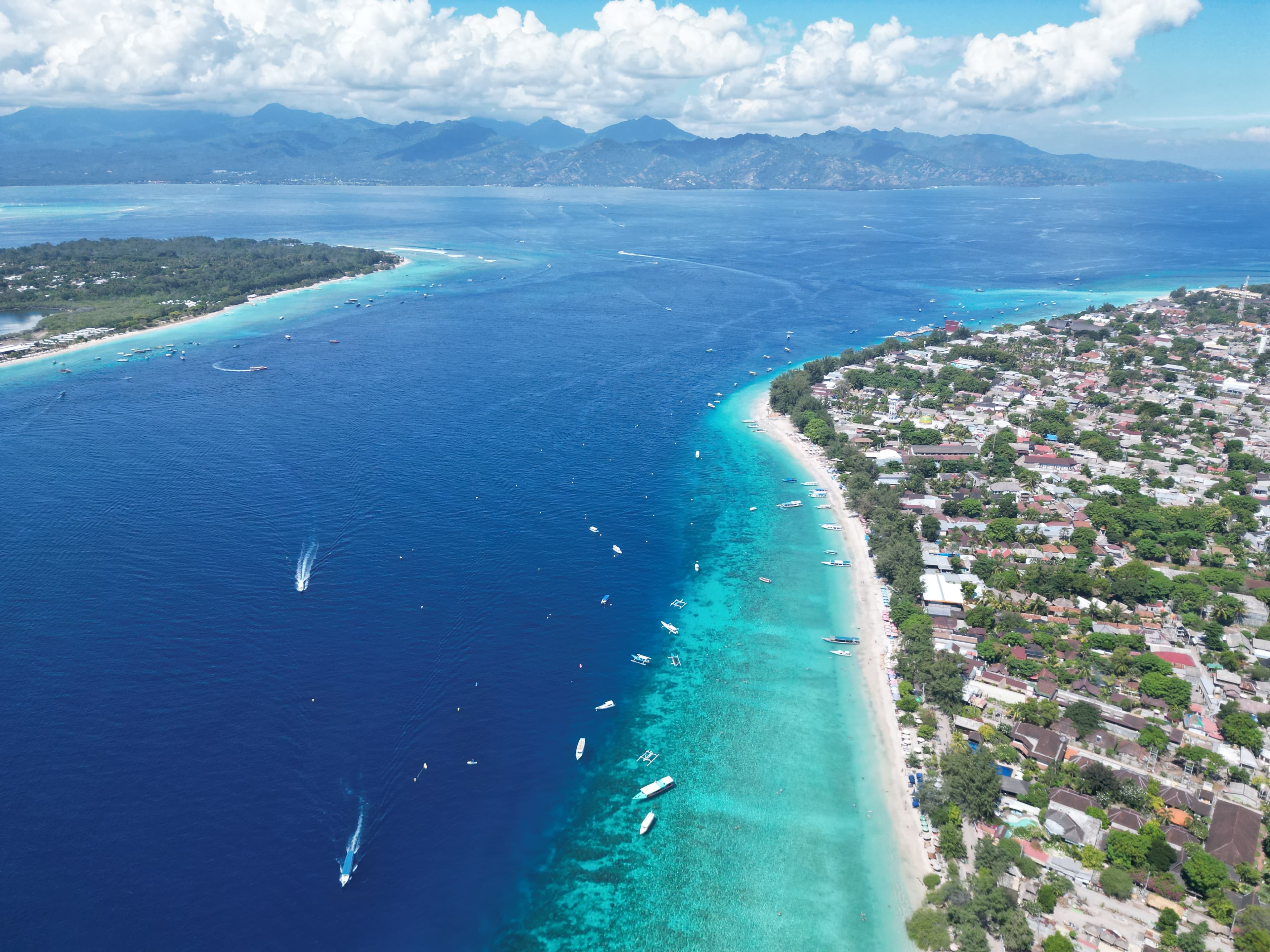 Luchtfoto van de kust en het heldere water rond Gili Air