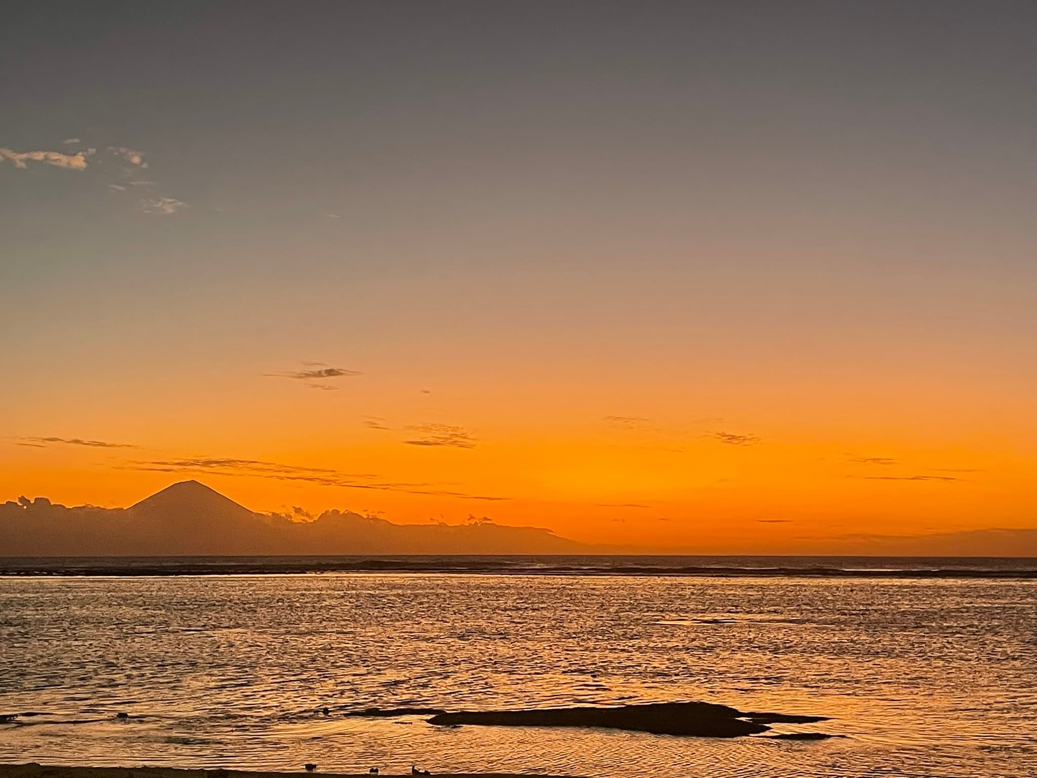Zonsondergang boven zee gezien vanaf Gili Air