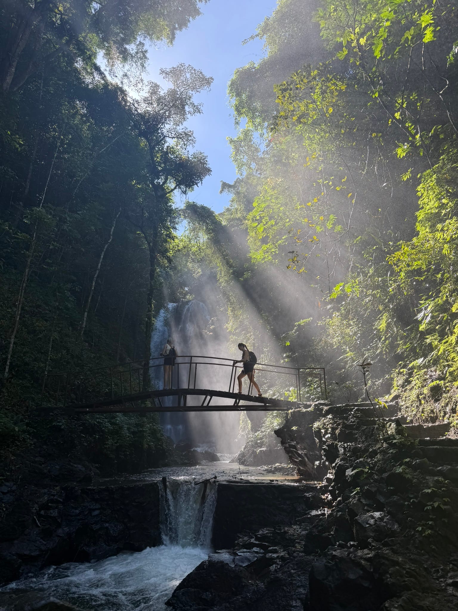 Brug langs een waterval tijdens de 3-waterval-hike bij Munduk