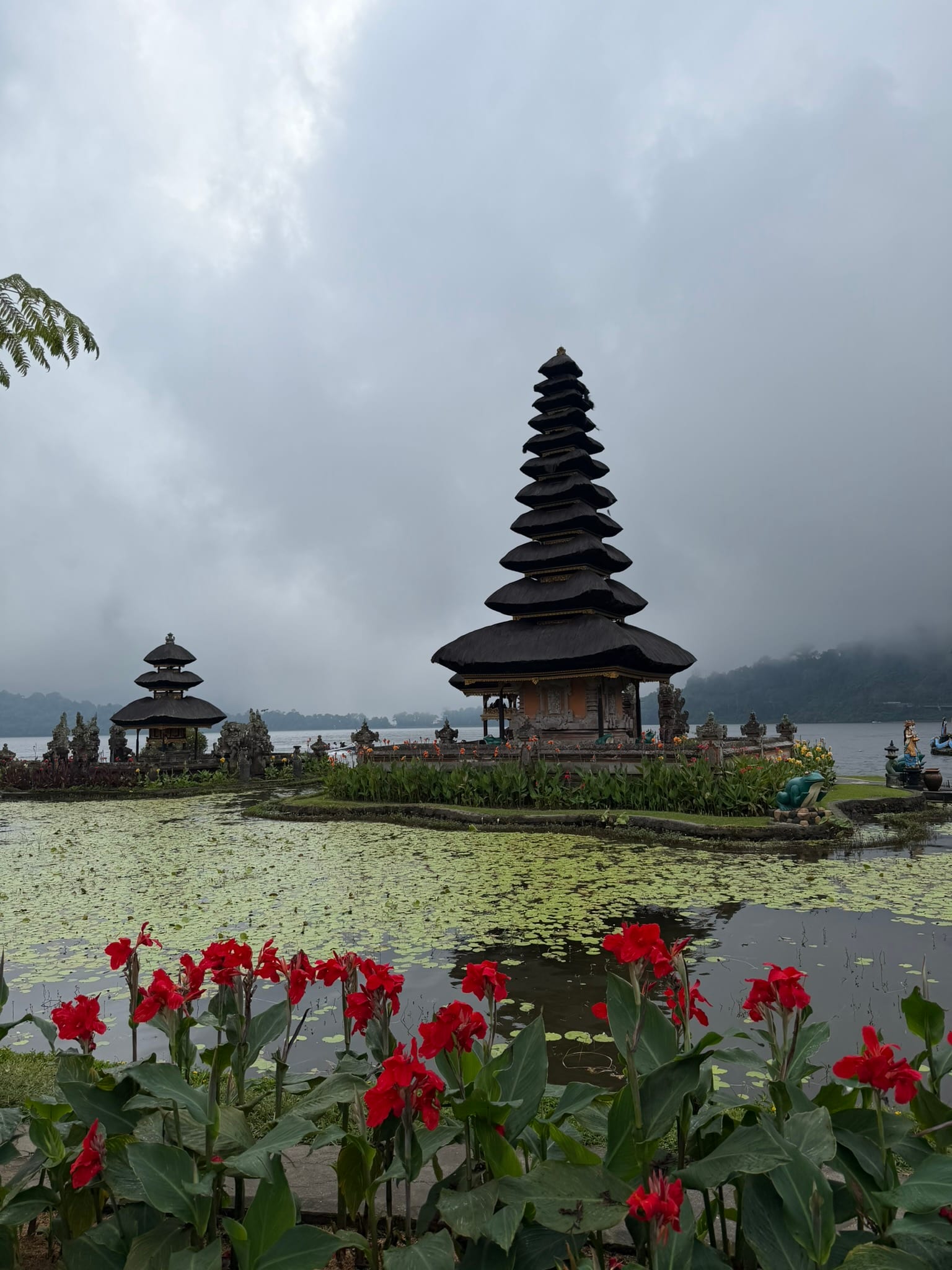 Pura Ulun Danu Beratan aan de oever van het Beratanmeer