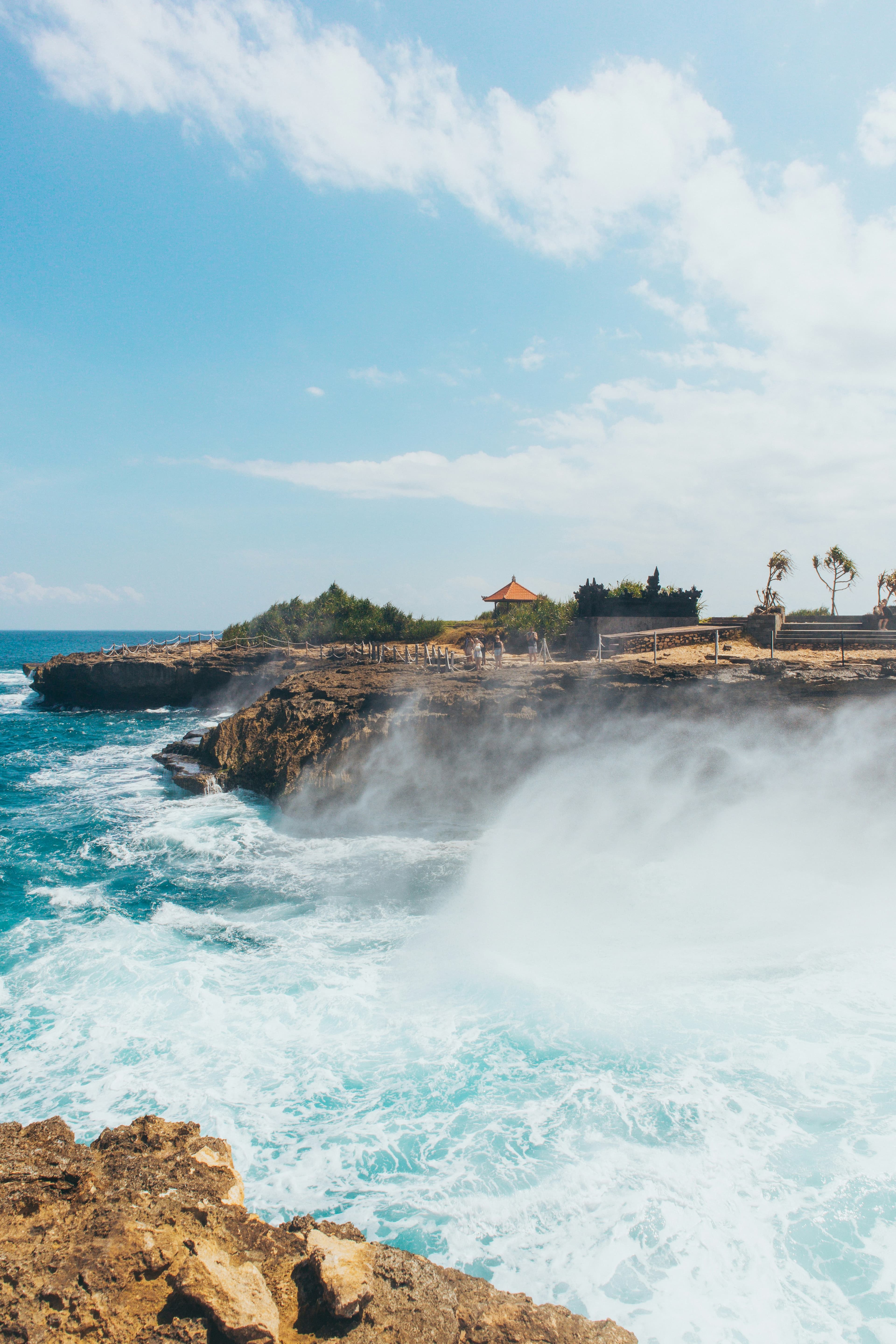 Golven tegen de rotskust bij Devil's Tear op Nusa Lembongan
