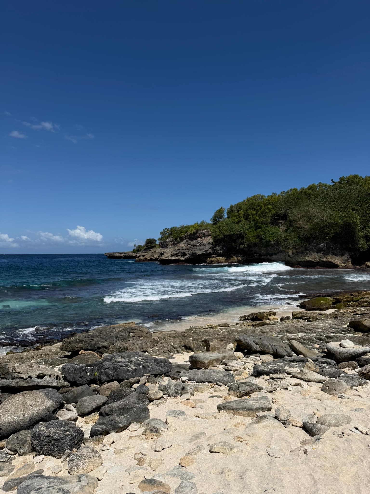 Rotsachtige baai bij Secret Beach op Nusa Ceningan