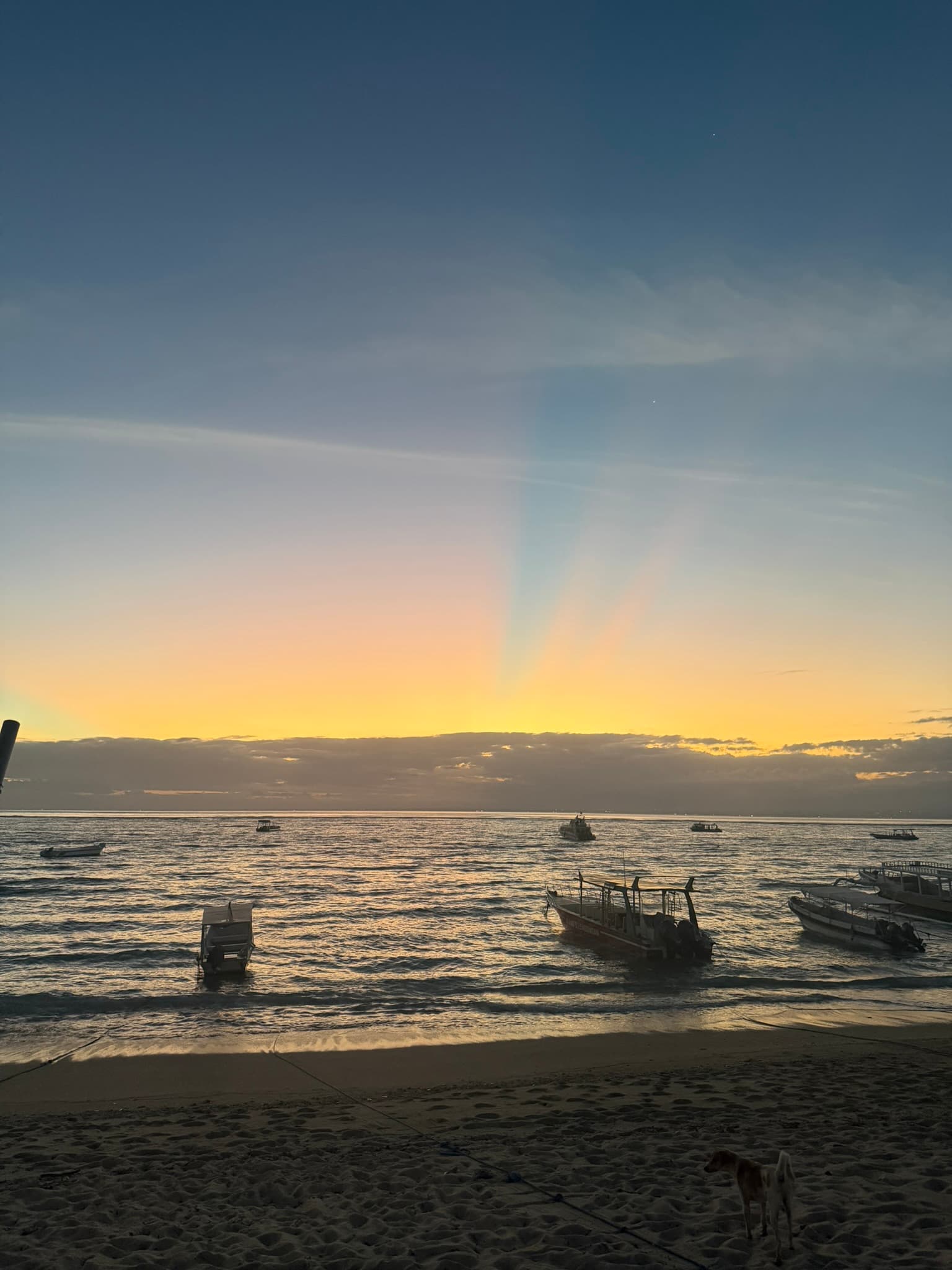 Zonsondergang boven de boten bij Nusa Lembongan