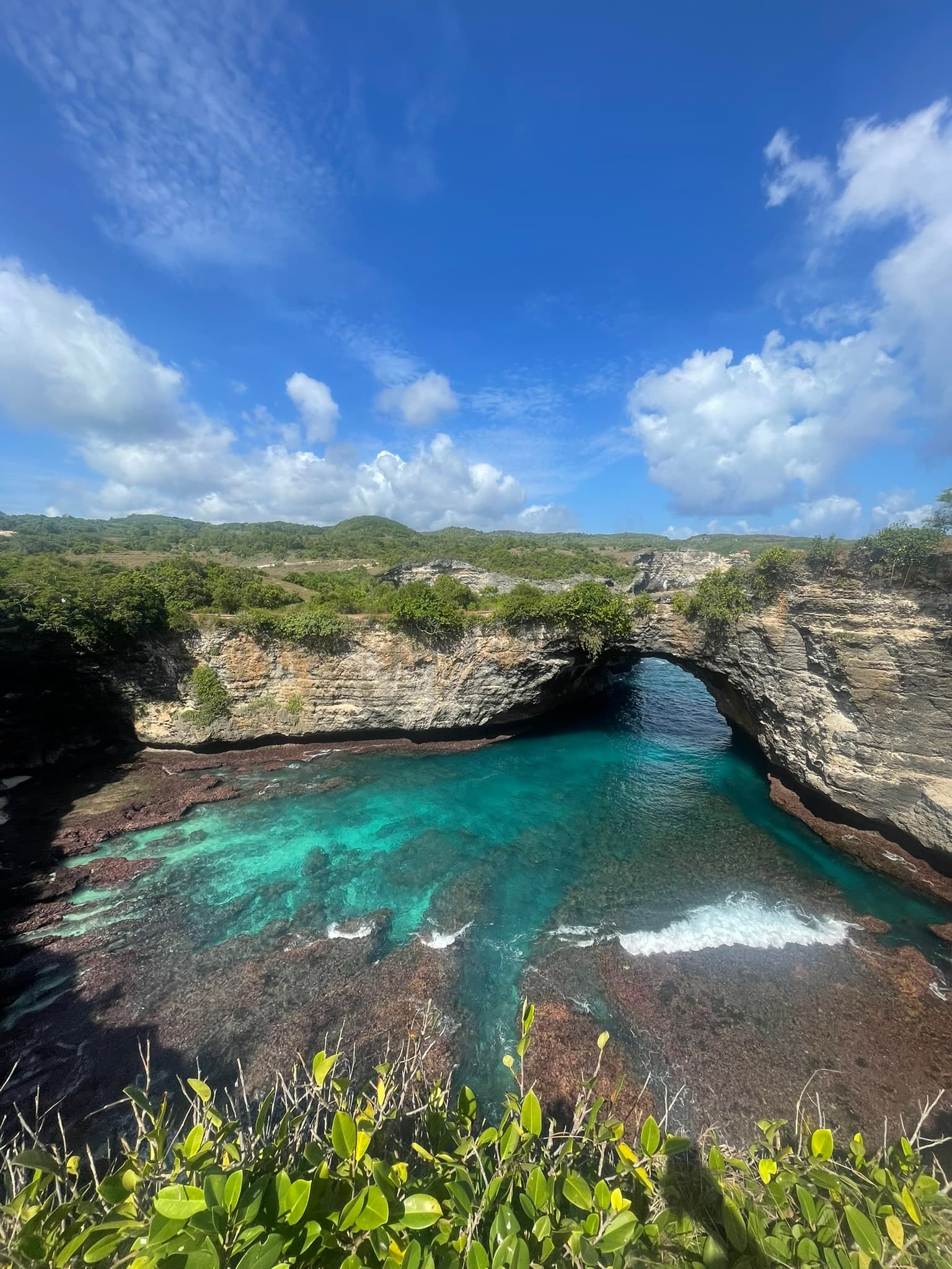Natuurlijke rotsboog en helder water bij Broken Beach op Nusa Penida
