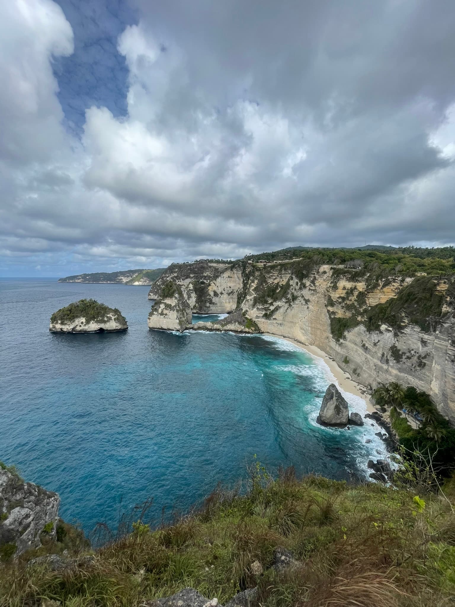 Kalkstenen kliffen en turquoise water bij Diamond Beach op Nusa Penida
