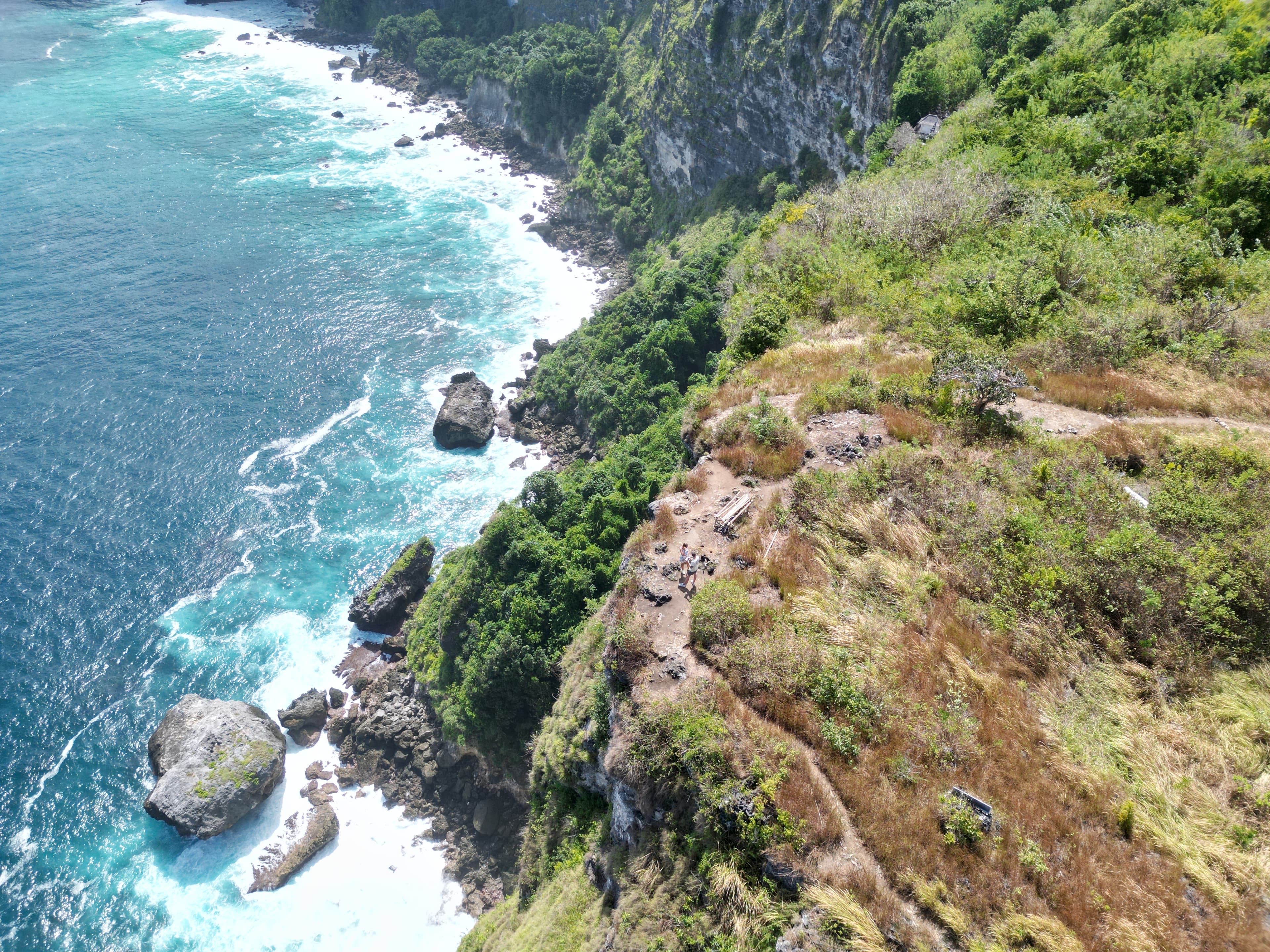 Ruige kust en helder water rond Manta Point bij Nusa Penida
